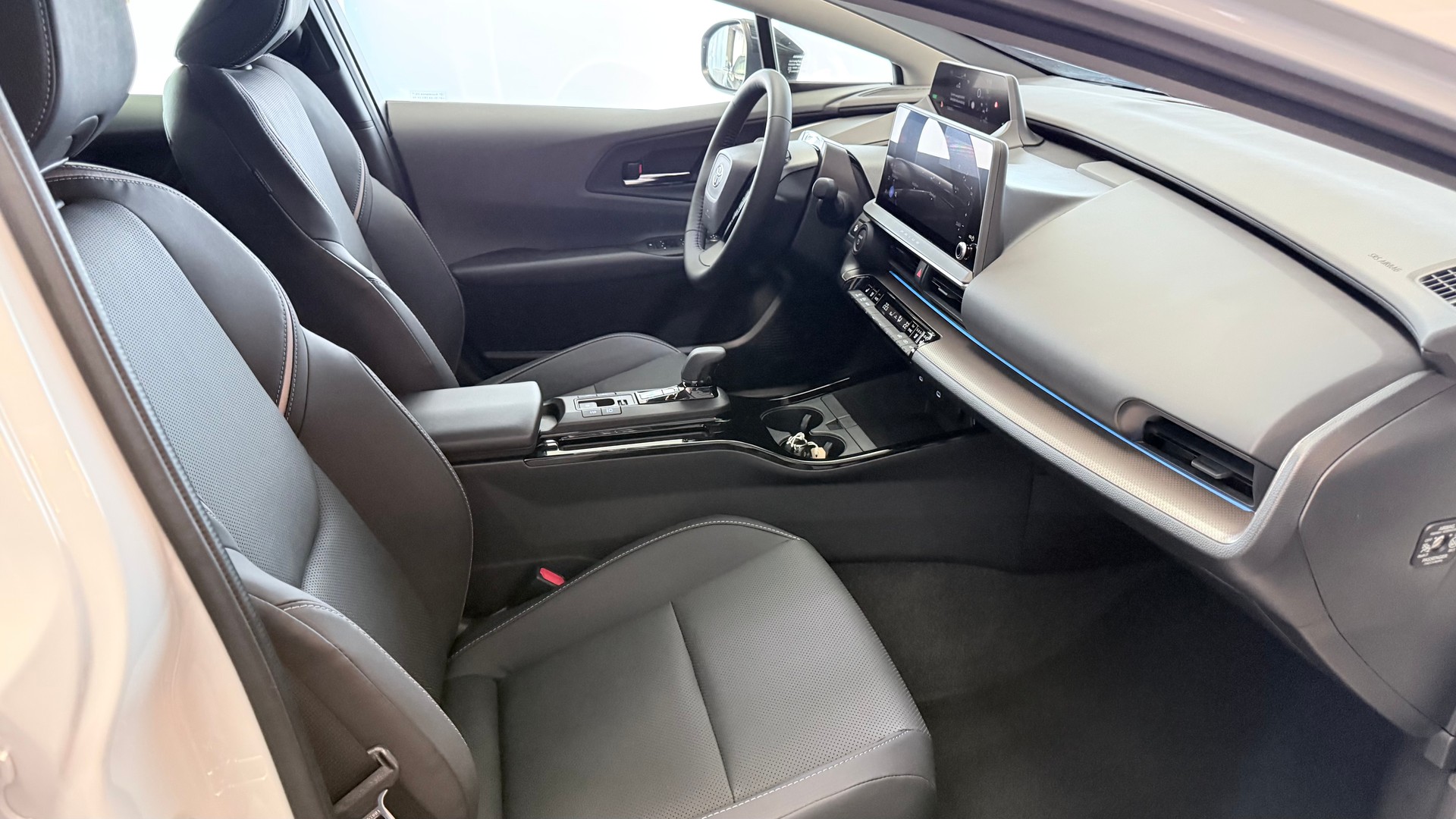 TOYOTA Prius 2.0 Plug-In-Hybrid Premium-showroom-element-3
