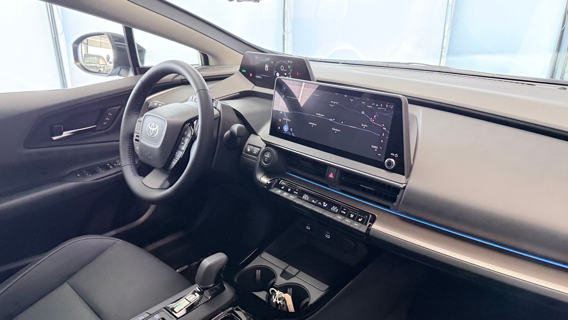 TOYOTA Prius 2.0 Plug-In-Hybrid Premium-showroom-element-2