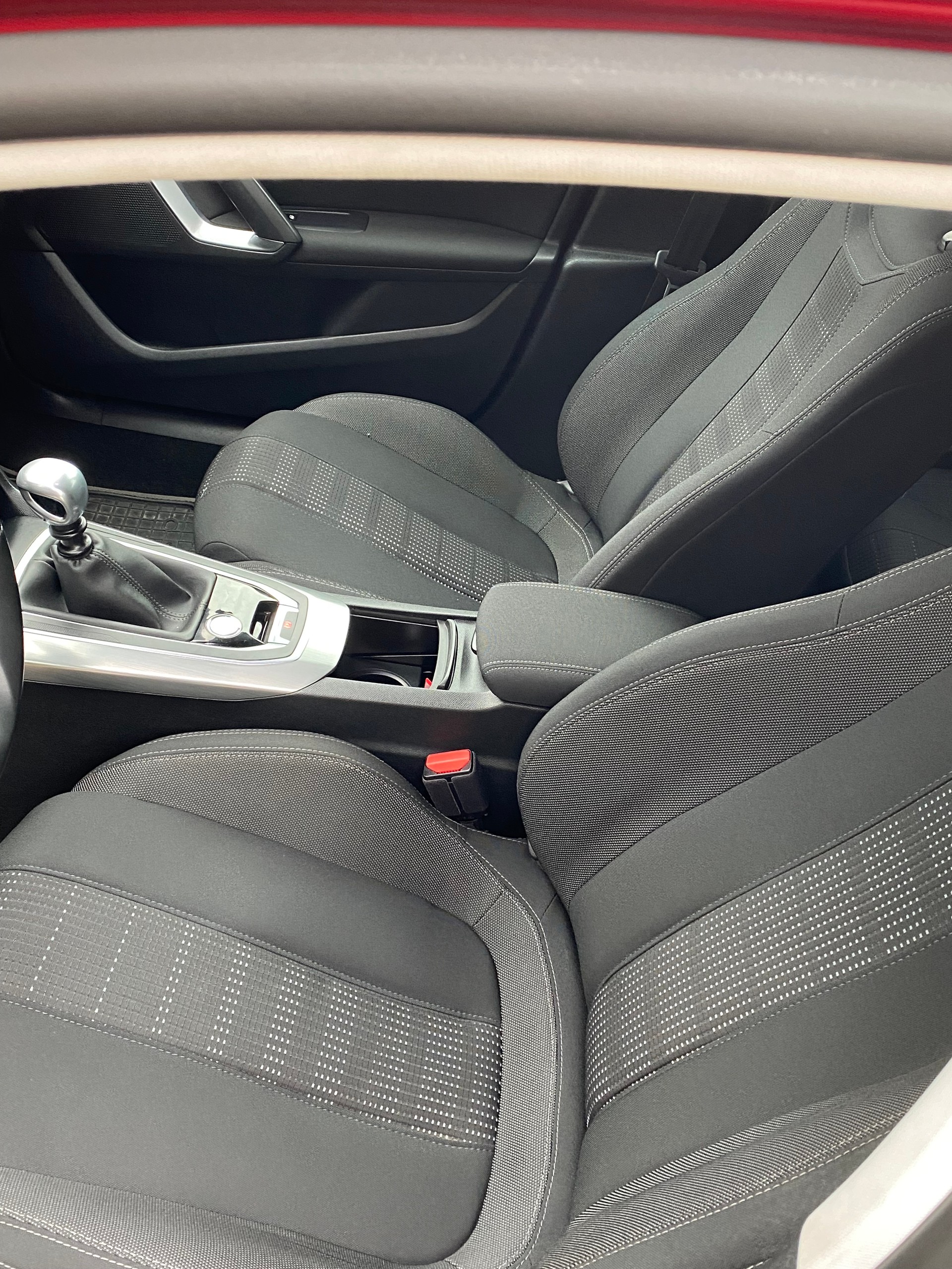 PEUGEOT 308 SW 1.2 THP GT Line-image-6