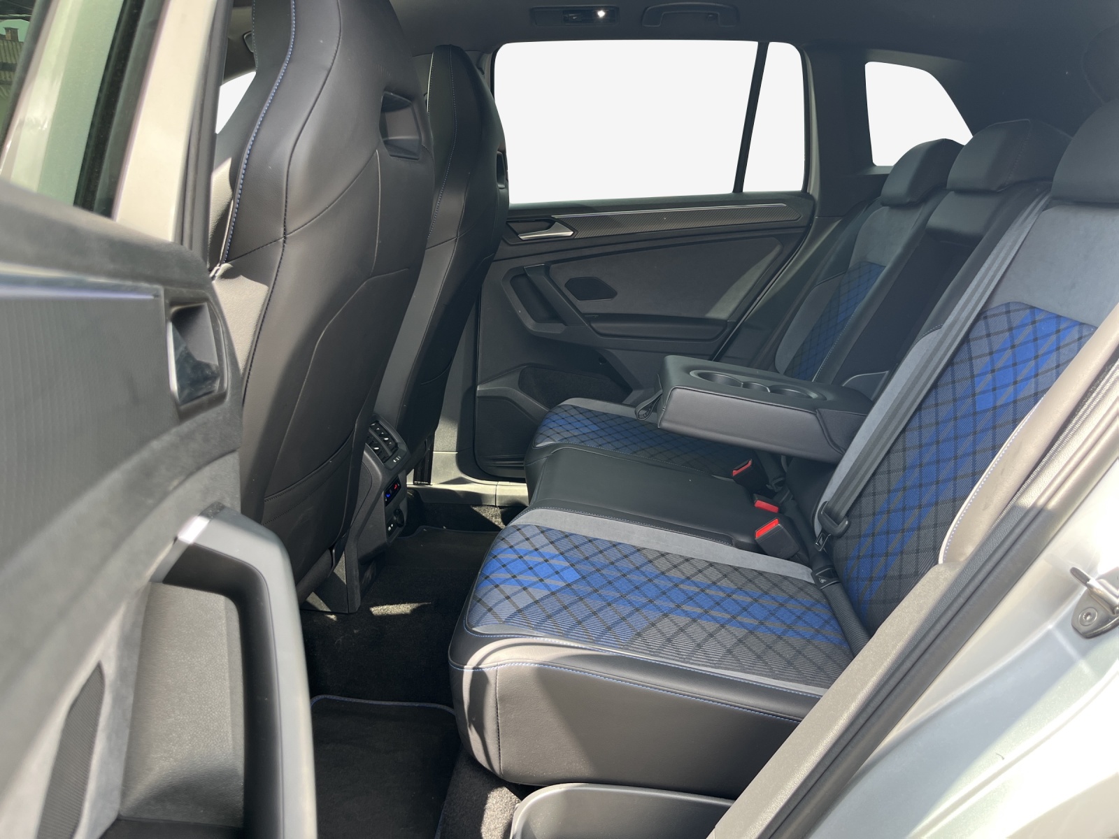 VW Tiguan 2.0TSI R 4Motion DSG-image-11