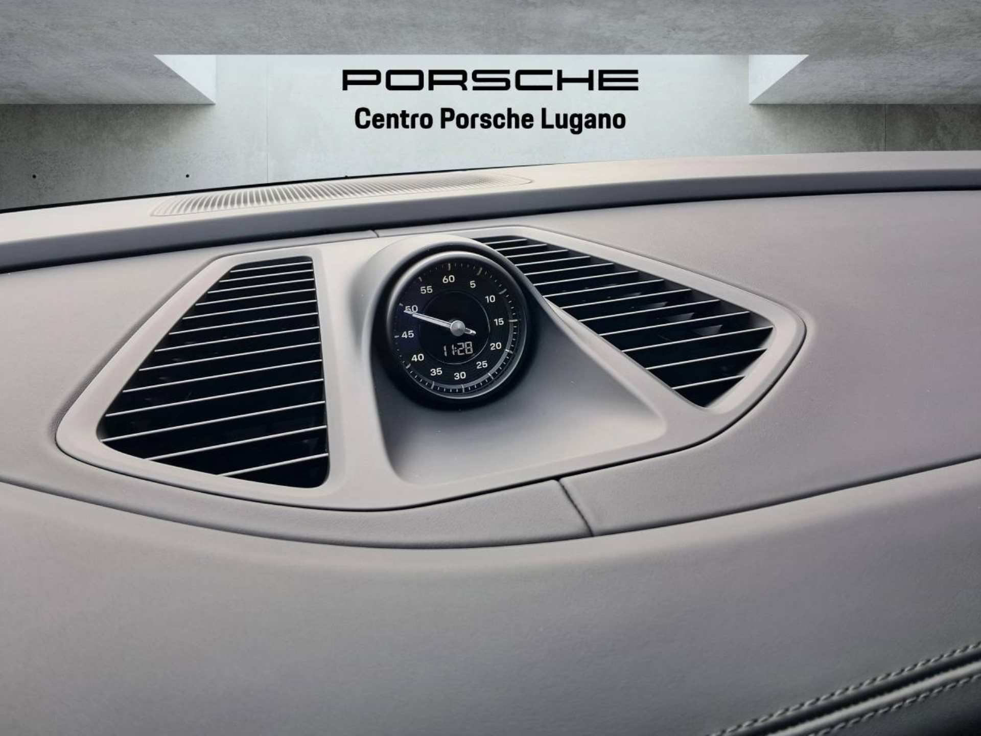 PORSCHE Macan 4S-image-25