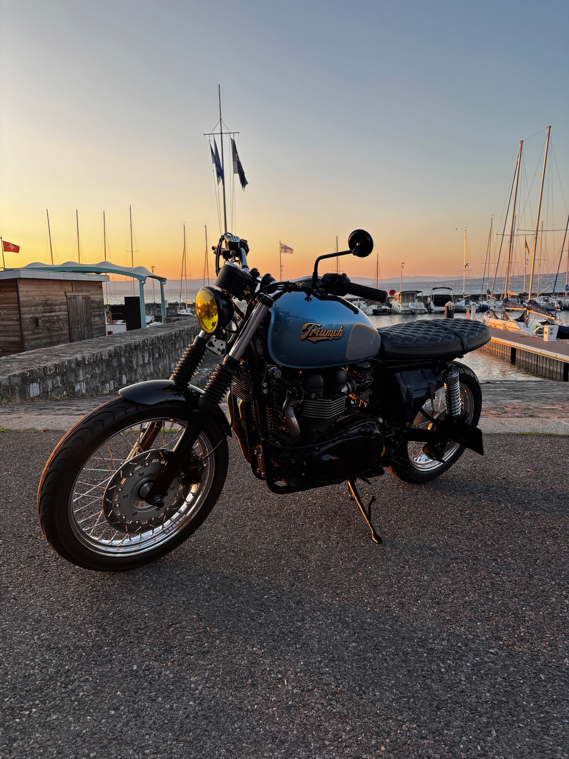 TRIUMPH Bonneville 900 i-image-1