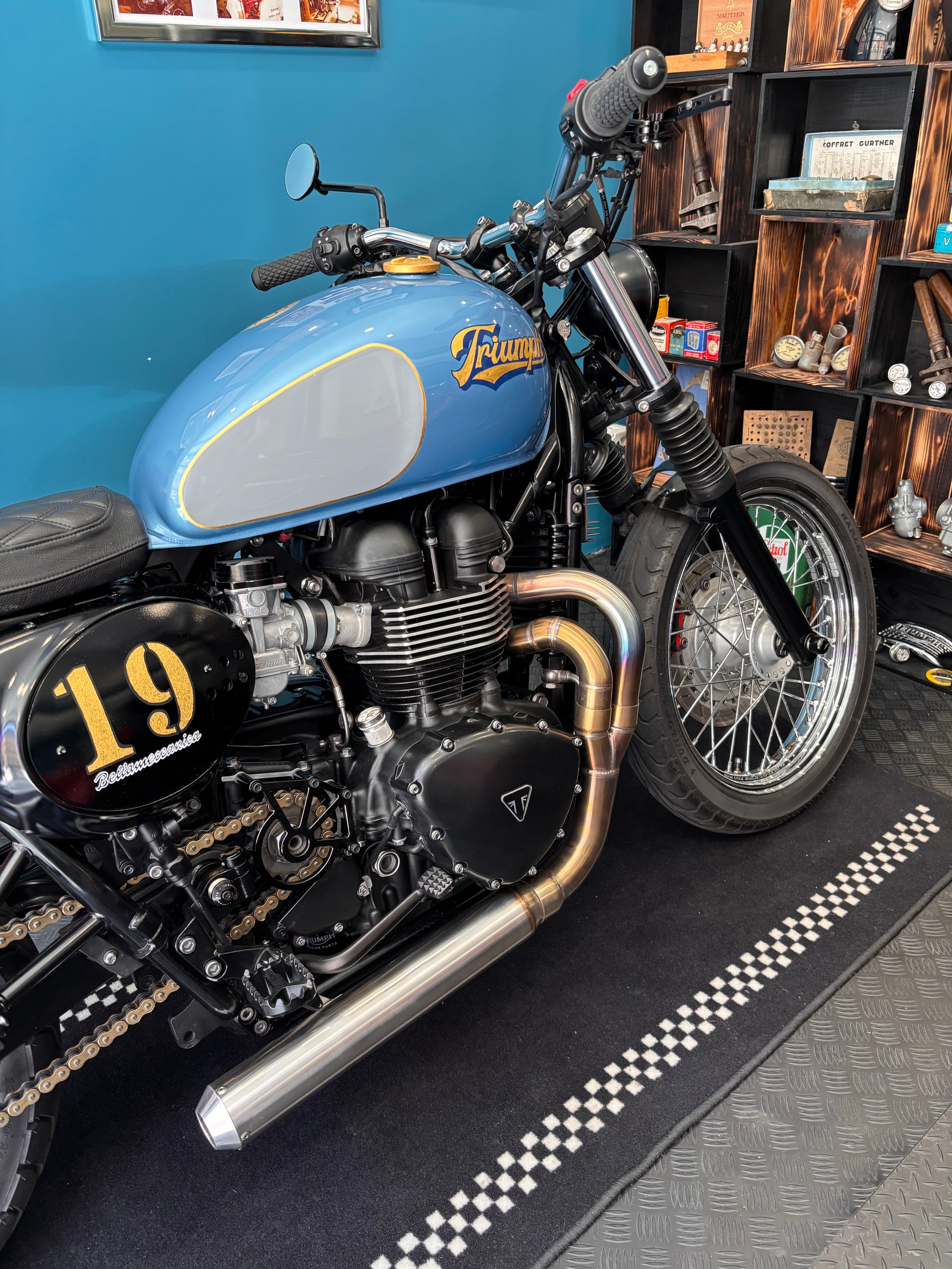 TRIUMPH Bonneville 900 i-image-2
