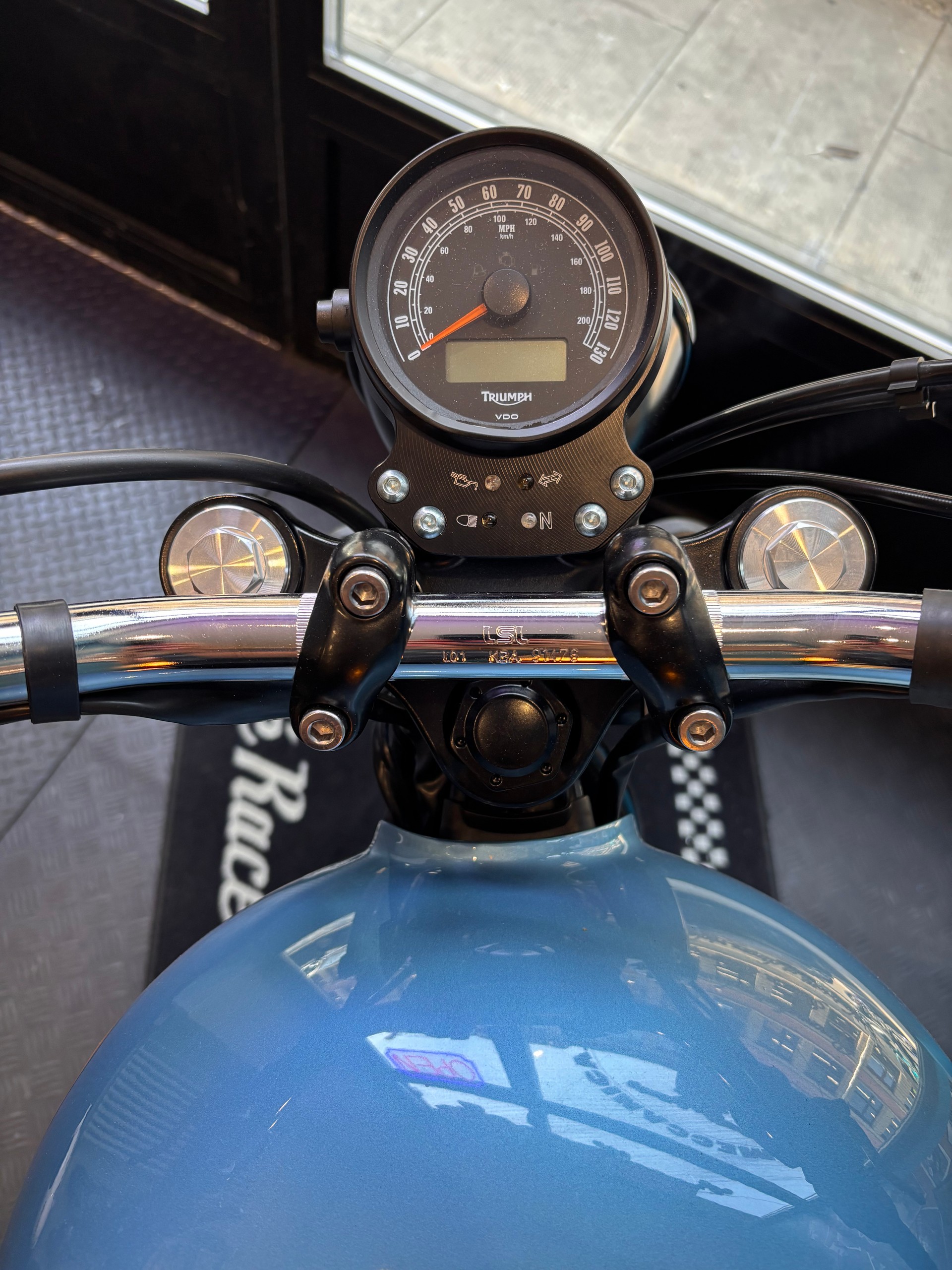 TRIUMPH Bonneville 900 i-image-3