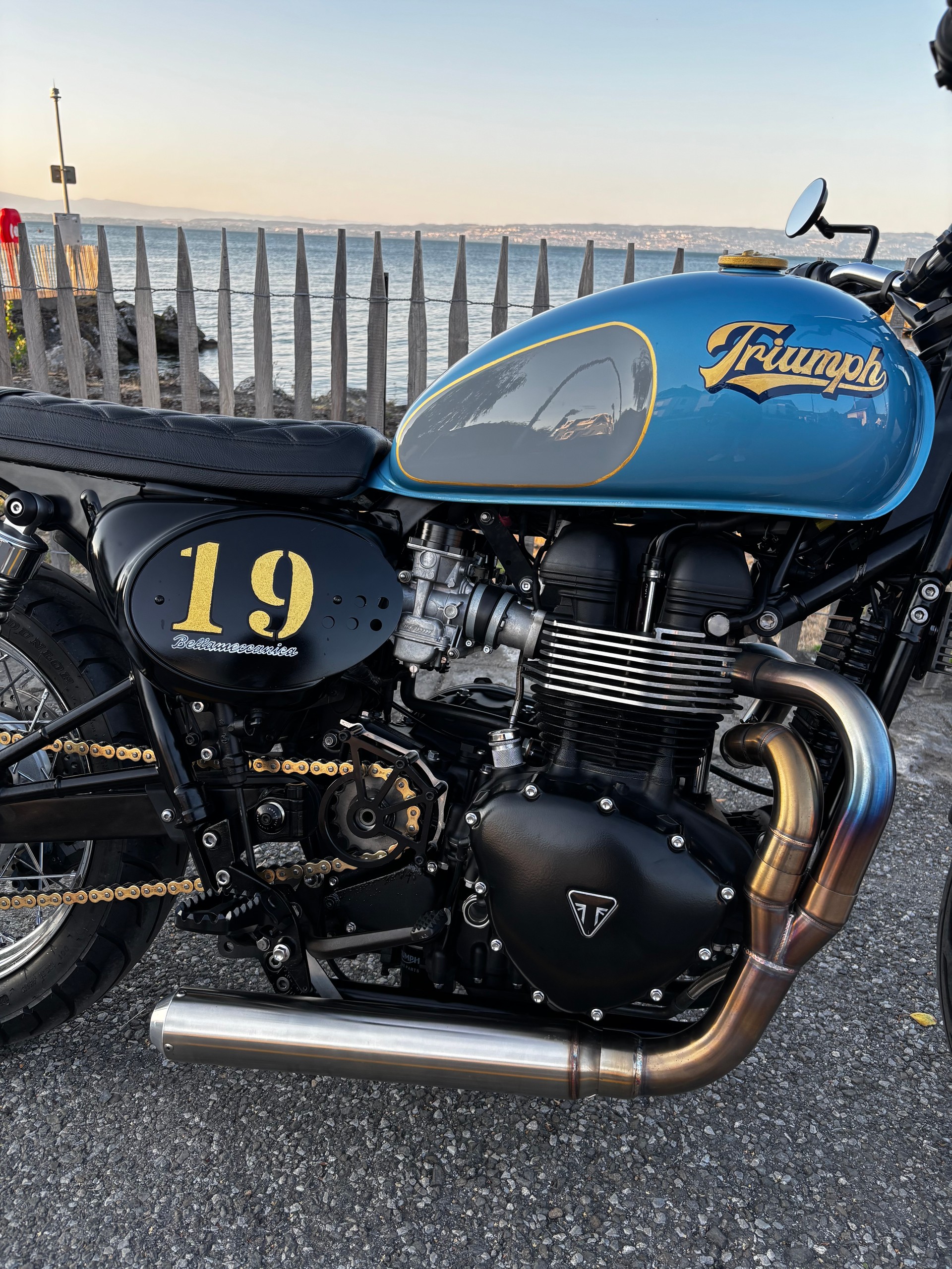 TRIUMPH Bonneville 900 i-image-2