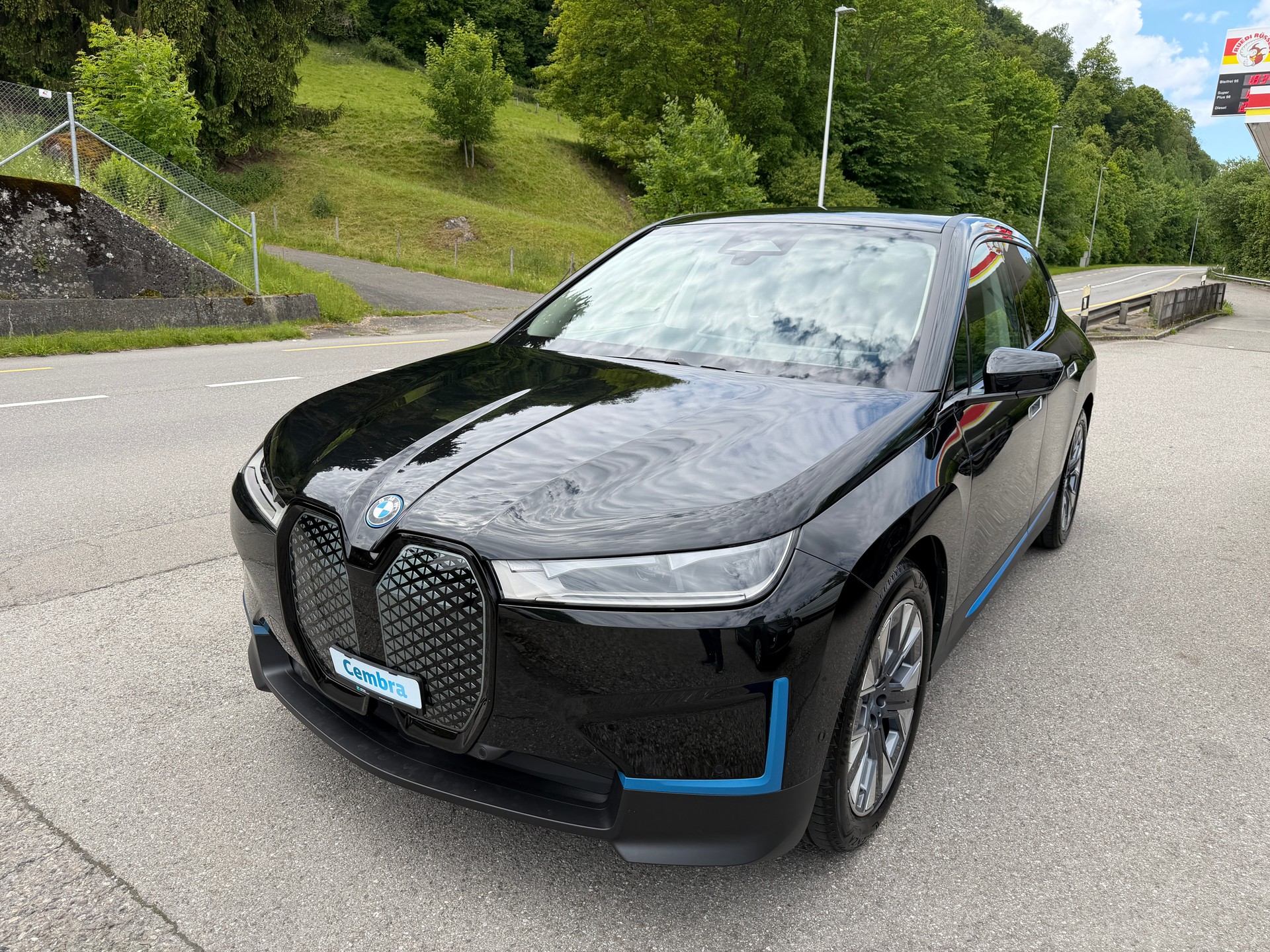 BMW iX xDrive40-image-1