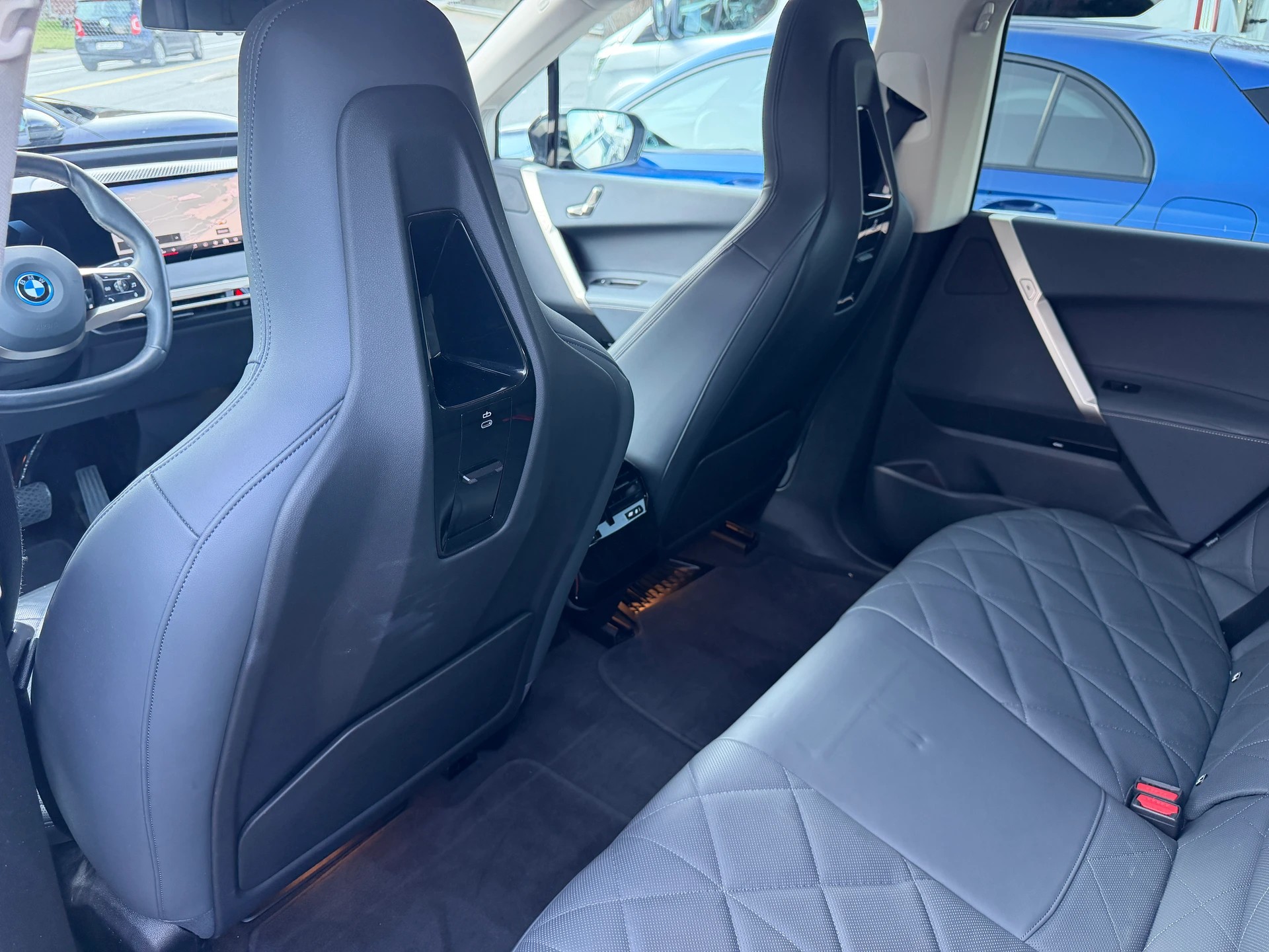 BMW iX xDrive40-image-9