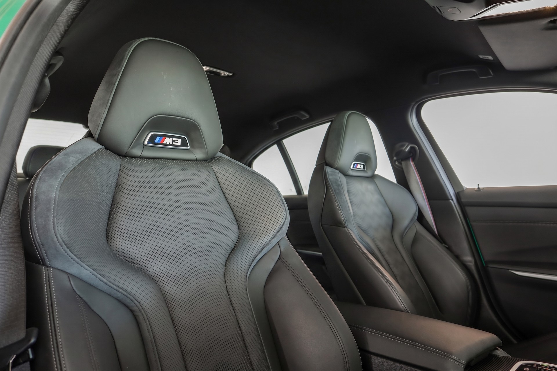 BMW M3 Competition-showroom-element-3