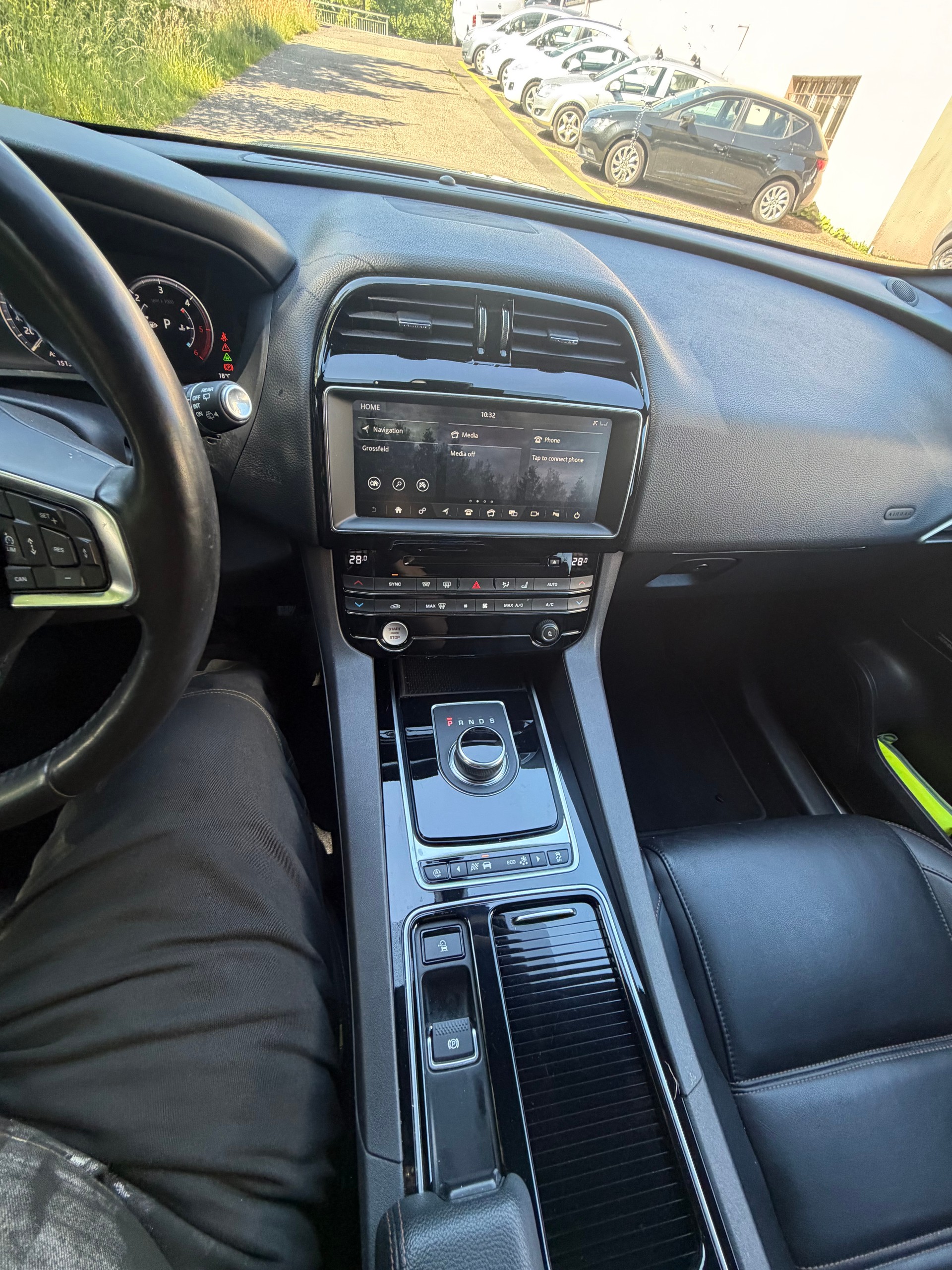 JAGUAR F-Pace 25d Portfolio AWD Automatik-image-10