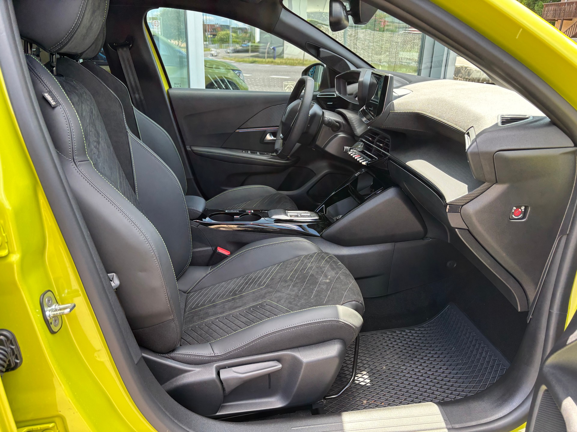 PEUGEOT 208 1.2 MHEV 145 GT-image-7