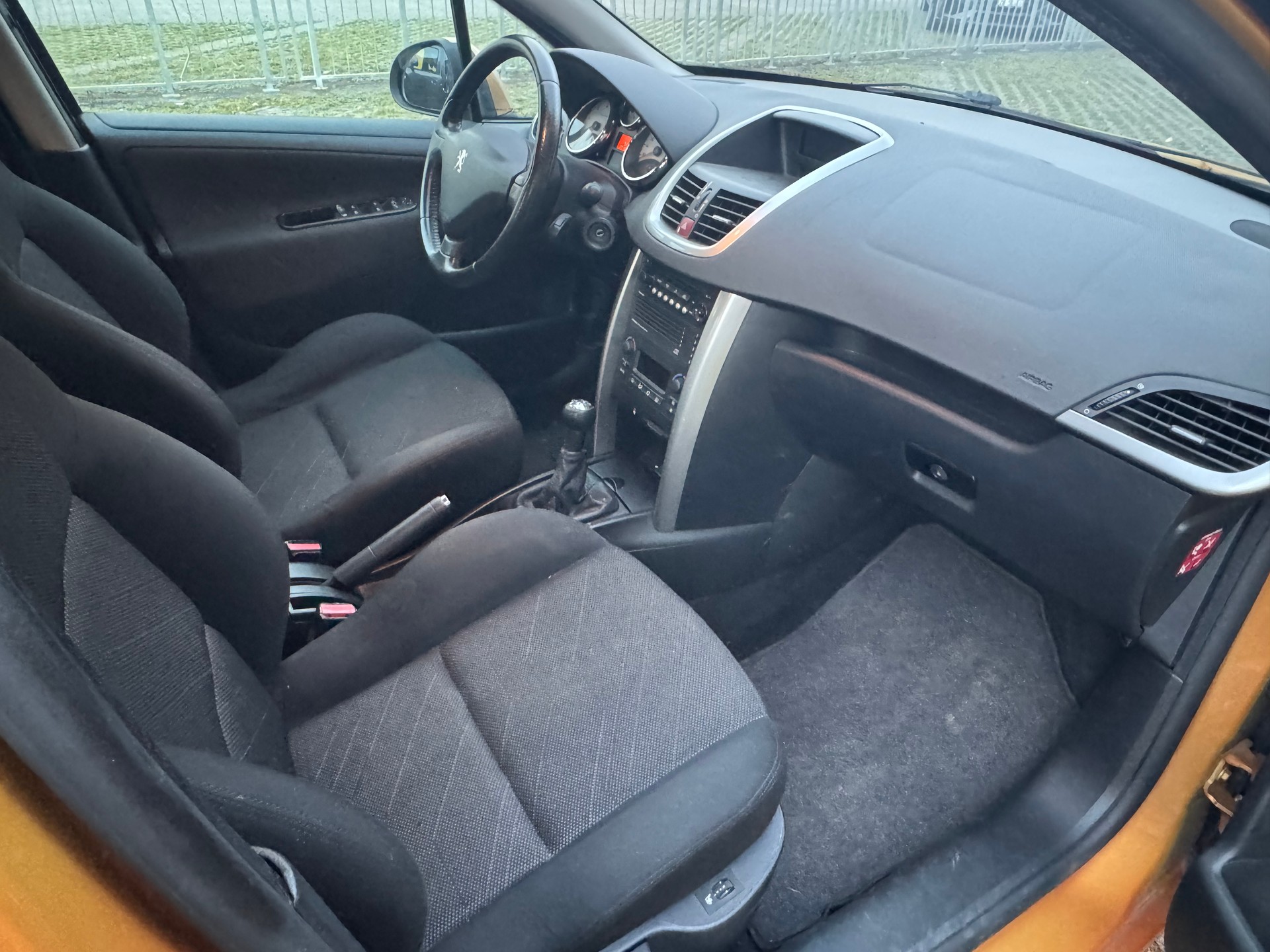 PEUGEOT 207 1.6 HDI XSI-image-6