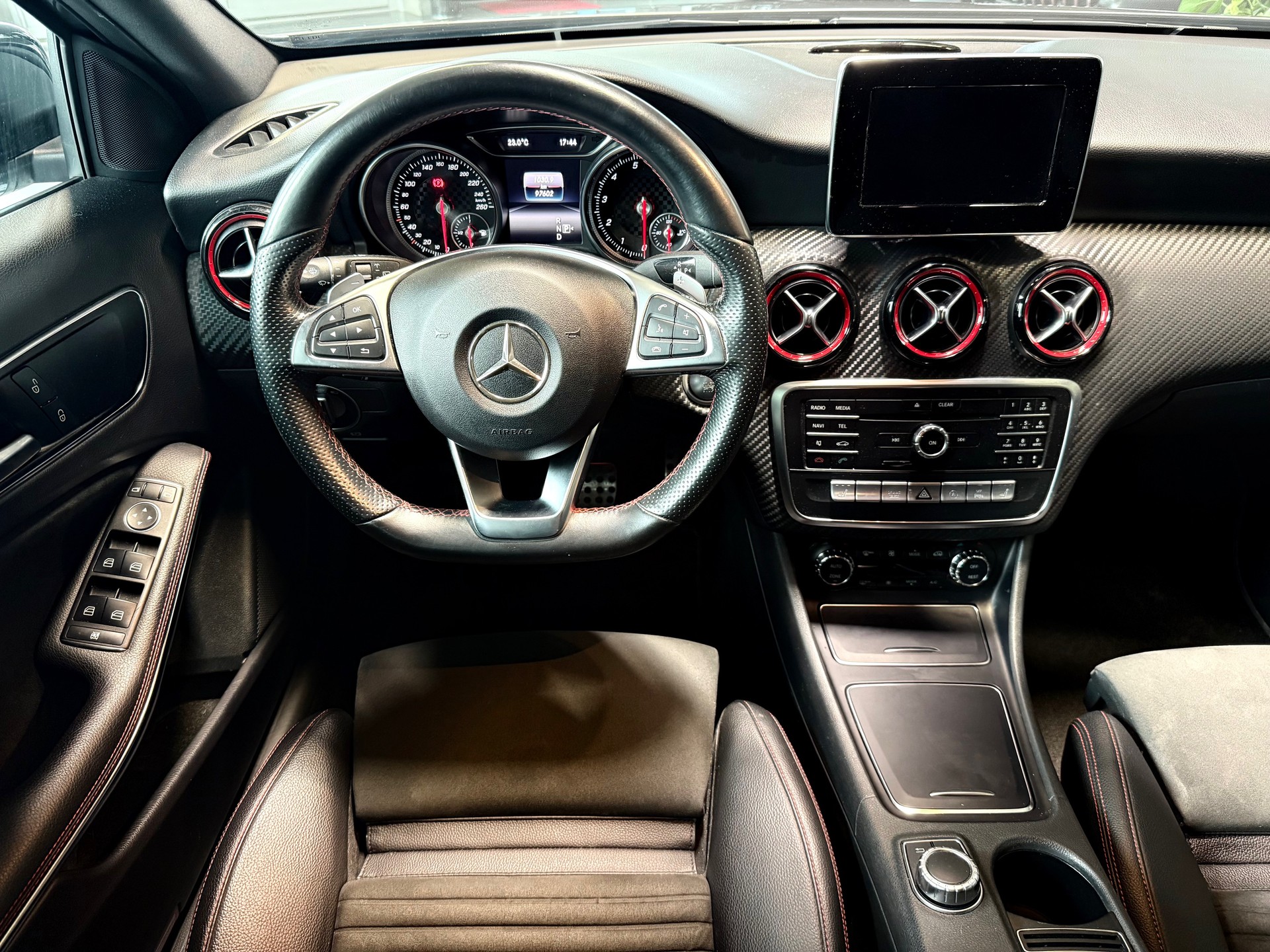 MERCEDES-BENZ A 250 Sport 4Matic 7G-DCT-image-12