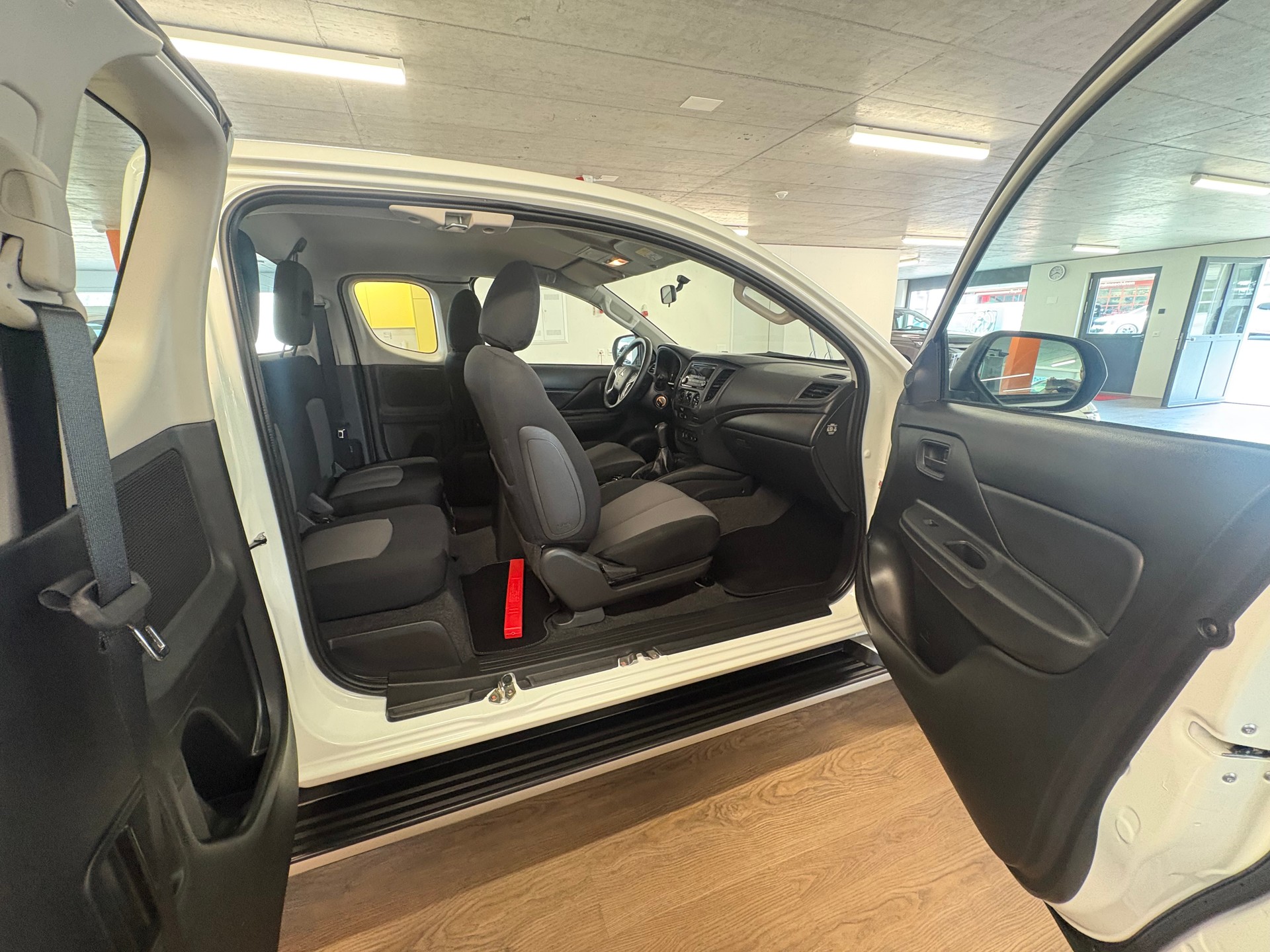MITSUBISHI L 200 2.2 Value Club Cab-image-9