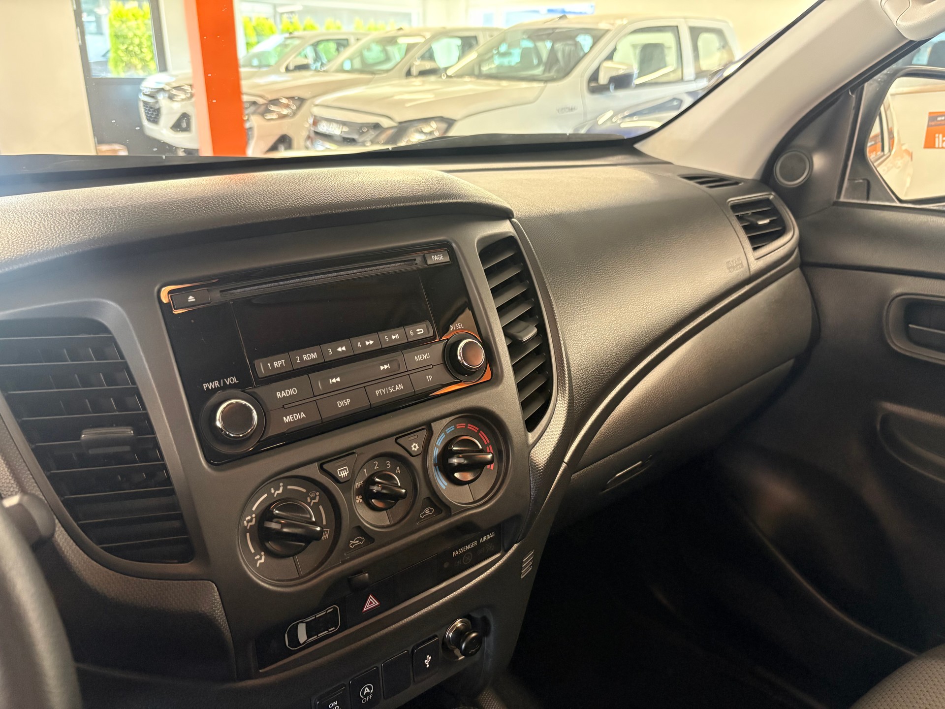 MITSUBISHI L 200 2.2 Value Club Cab-image-12