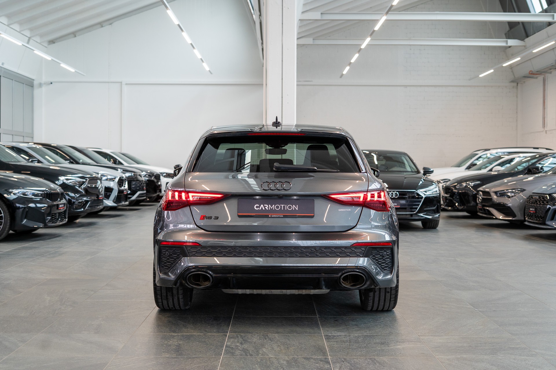 AUDI RS3 Sportback 2.5 TFSI quattro S-Tronic / Glasdach / Alcantara-Lenkrad / Rückfahrkamera-image-4