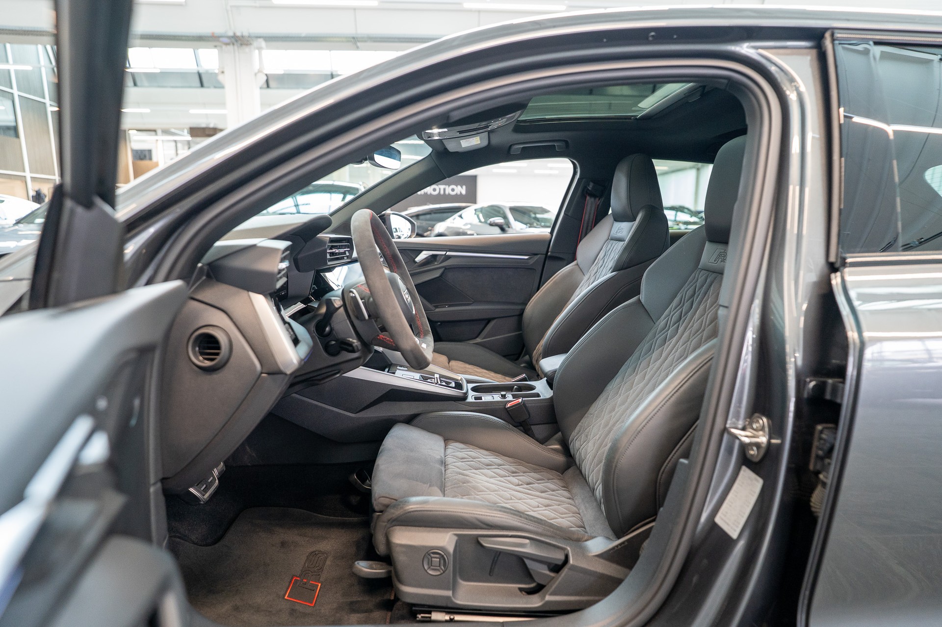 AUDI RS3 Sportback 2.5 TFSI quattro S-Tronic / Glasdach / Alcantara-Lenkrad / Rückfahrkamera-image-8