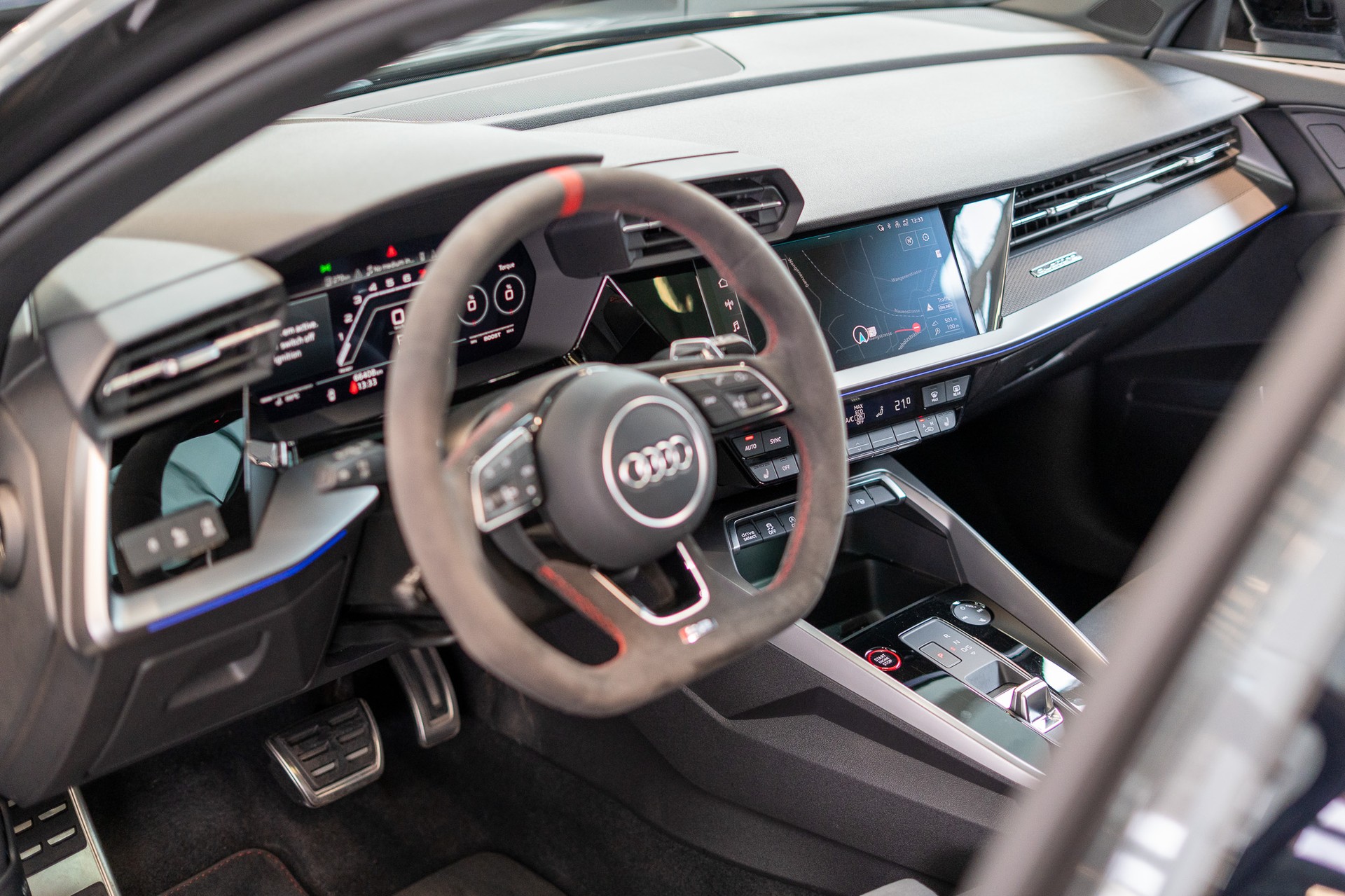 AUDI RS3 Sportback 2.5 TFSI quattro S-Tronic / Glasdach / Alcantara-Lenkrad / Rückfahrkamera-image-11
