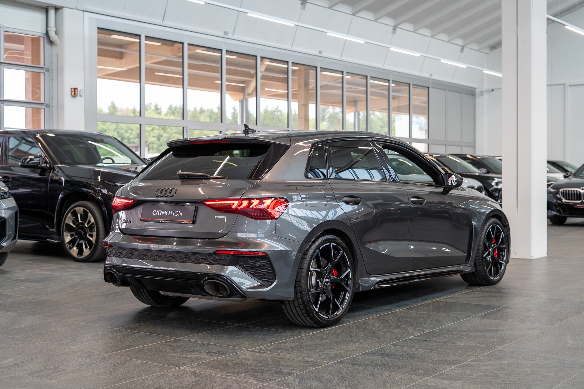 AUDI RS3 Sportback 2.5 TFSI quattro S-Tronic / Glasdach / Alcantara-Lenkrad / Rückfahrkamera-showroom-element-3