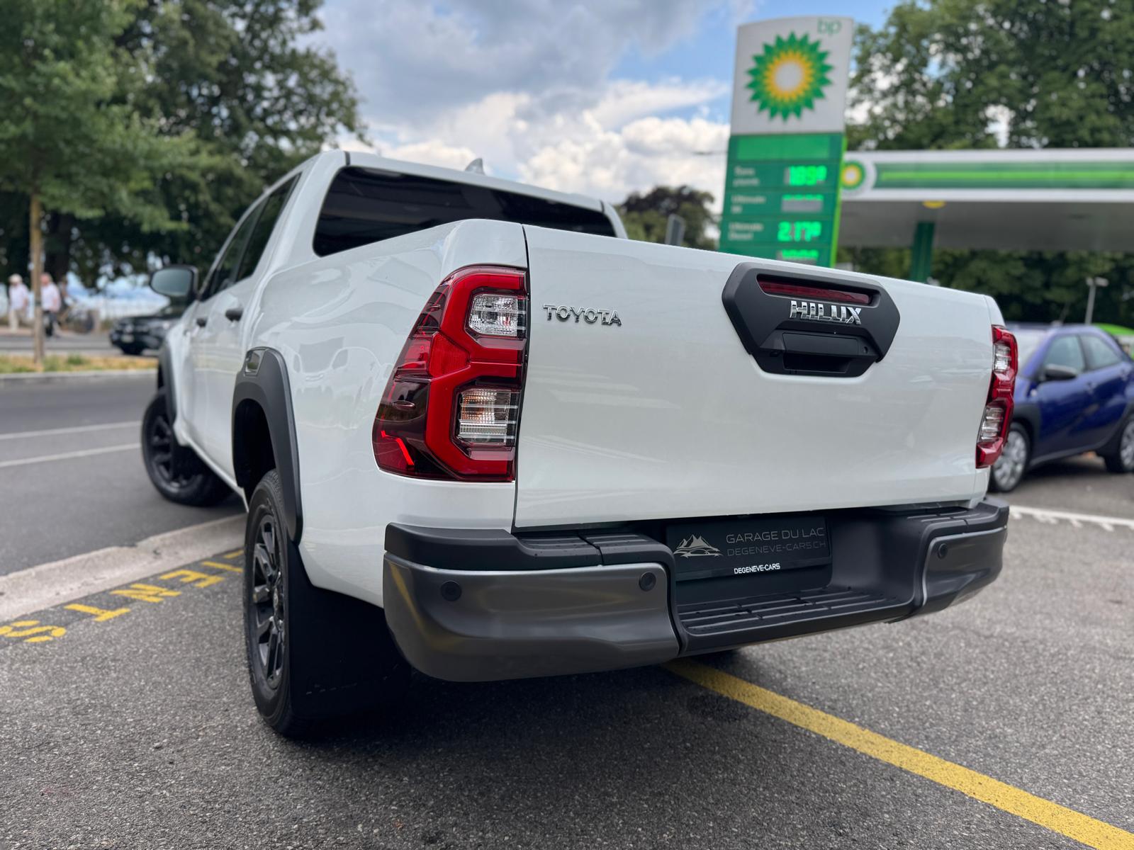 TOYOTA Hilux 2.8d MHEV Invincible Double Cab 4x4-showroom-element-2