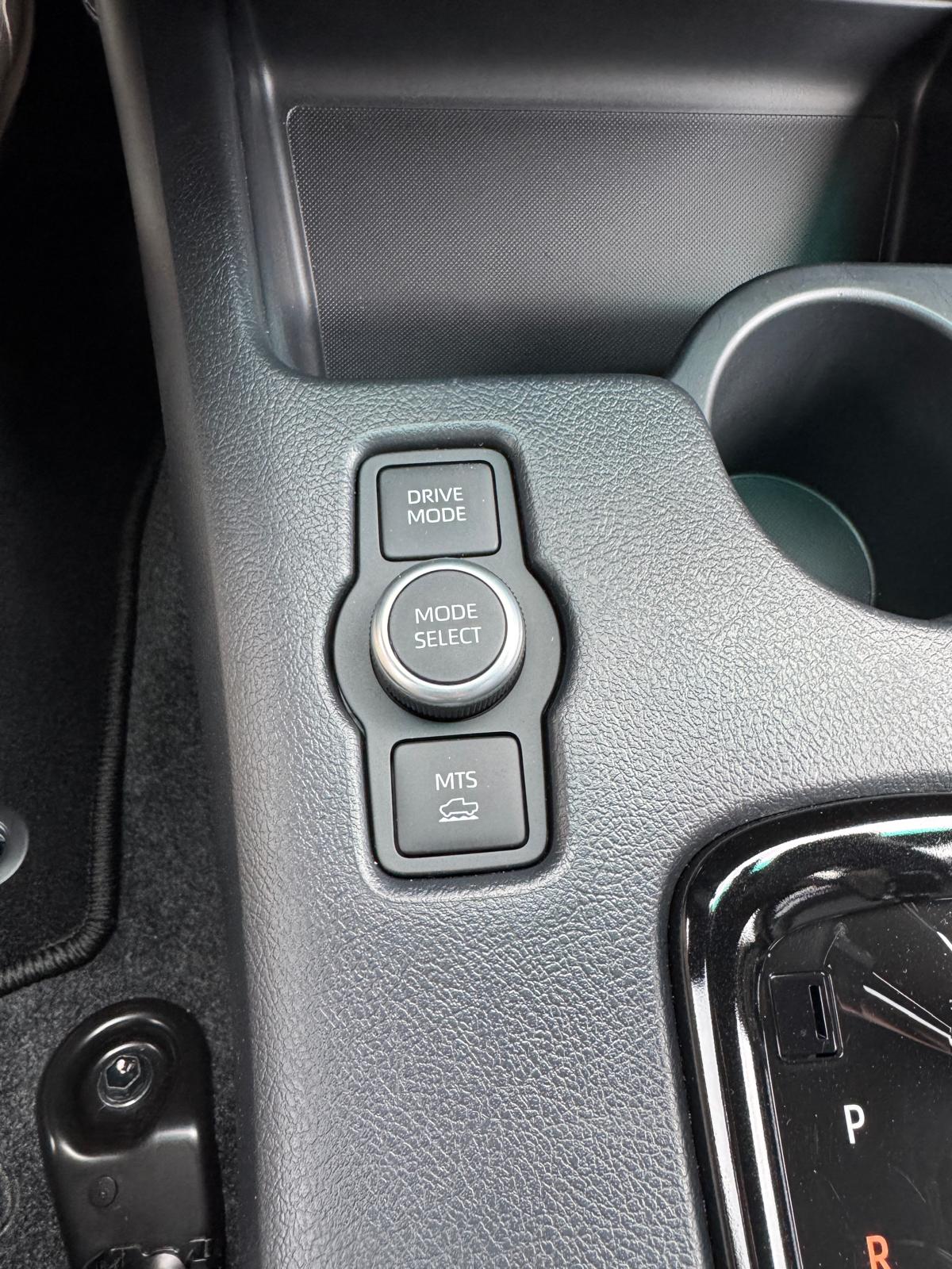 TOYOTA Hilux 2.8d MHEV Invincible Double Cab 4x4-image-24