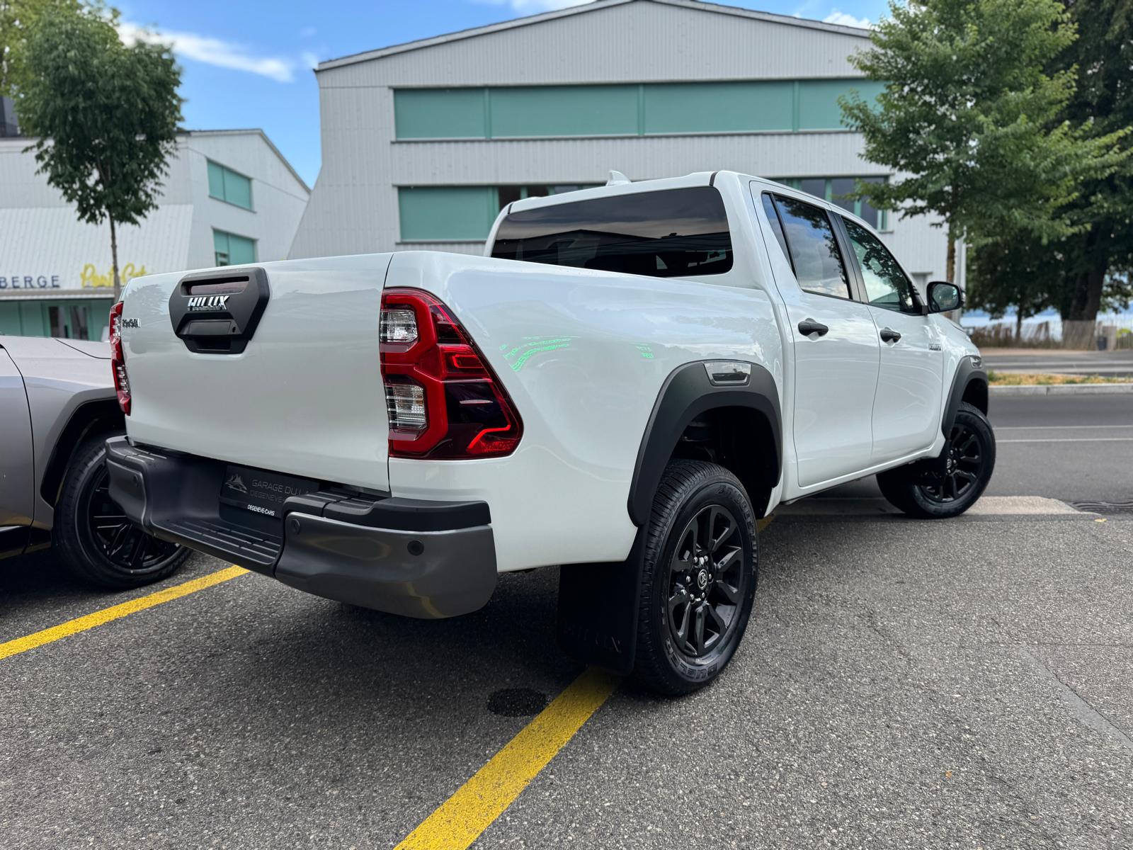 TOYOTA Hilux 2.8d MHEV Invincible Double Cab 4x4-showroom-element-3