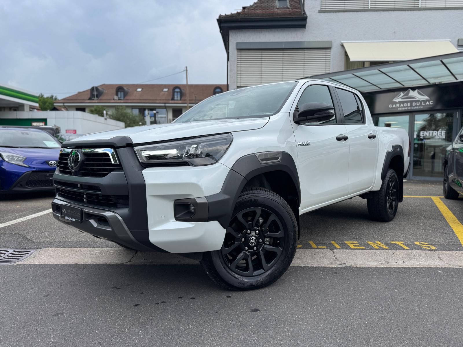 TOYOTA Hilux 2.8d MHEV Invincible Double Cab 4x4-showroom-element-1