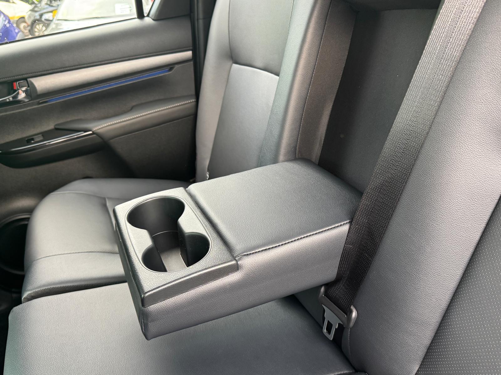 TOYOTA Hilux 2.8d MHEV Invincible Double Cab 4x4-image-13