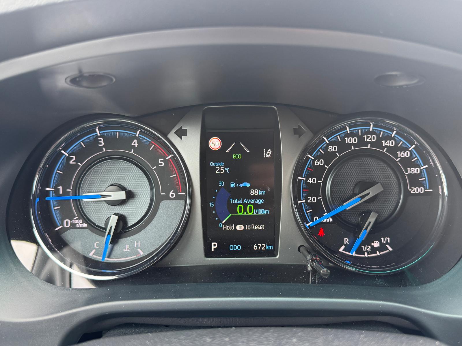 TOYOTA Hilux 2.8d MHEV Invincible Double Cab 4x4-image-17