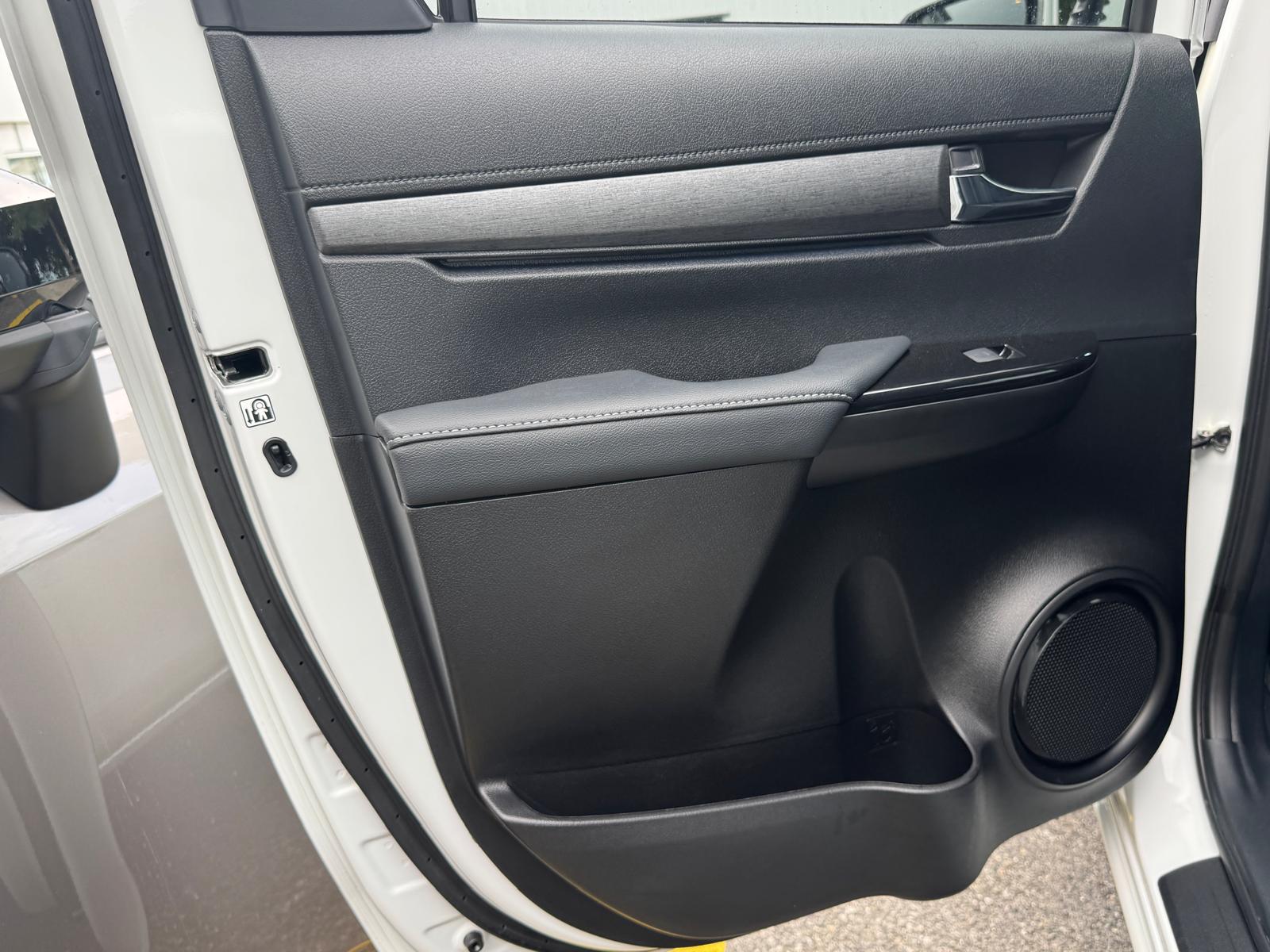 TOYOTA Hilux 2.8d MHEV Invincible Double Cab 4x4-image-15