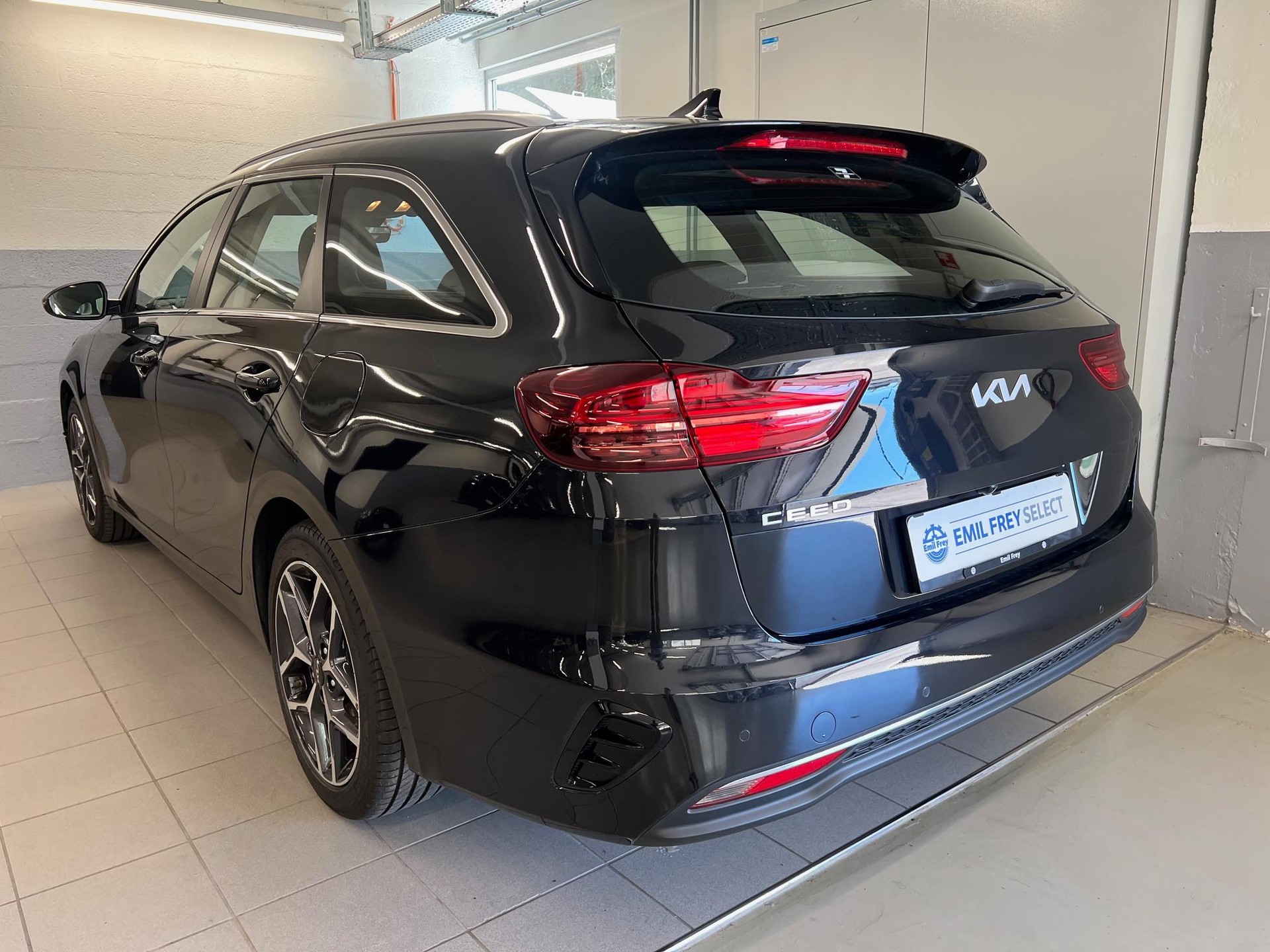 KIA Ceed SW 1.5 T-GDi MHEV Power-showroom-element-2