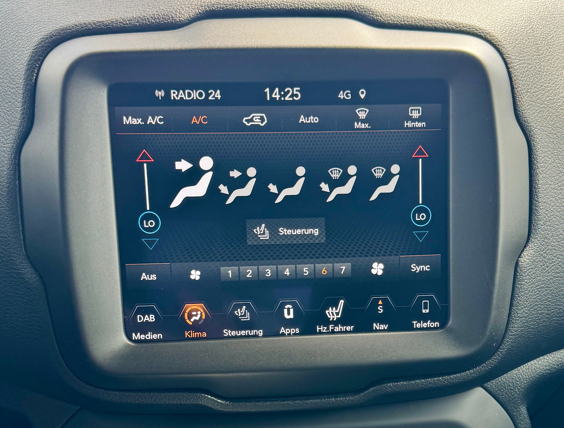 JEEP Renegade 1.3 Turbo Limited AWD " Neuwertig " 8-fach bereift leichter Hagelschaden-image-14
