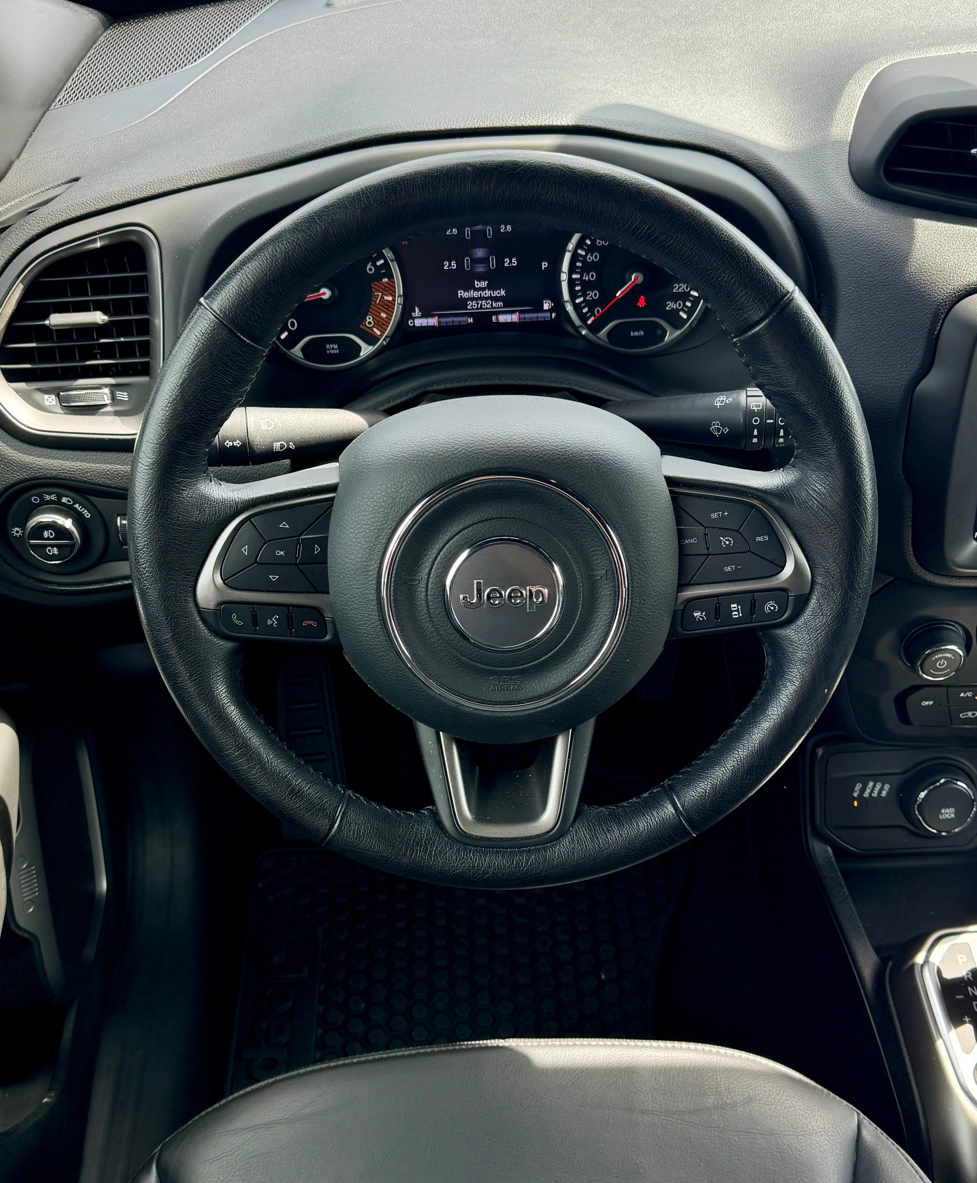 JEEP Renegade 1.3 Turbo Limited AWD " Neuwertig " 8-fach bereift leichter Hagelschaden-image-10