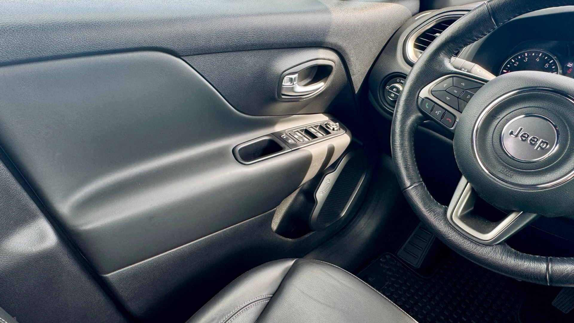 JEEP Renegade 1.3 Turbo Limited AWD " Neuwertig " 8-fach bereift leichter Hagelschaden-image-9