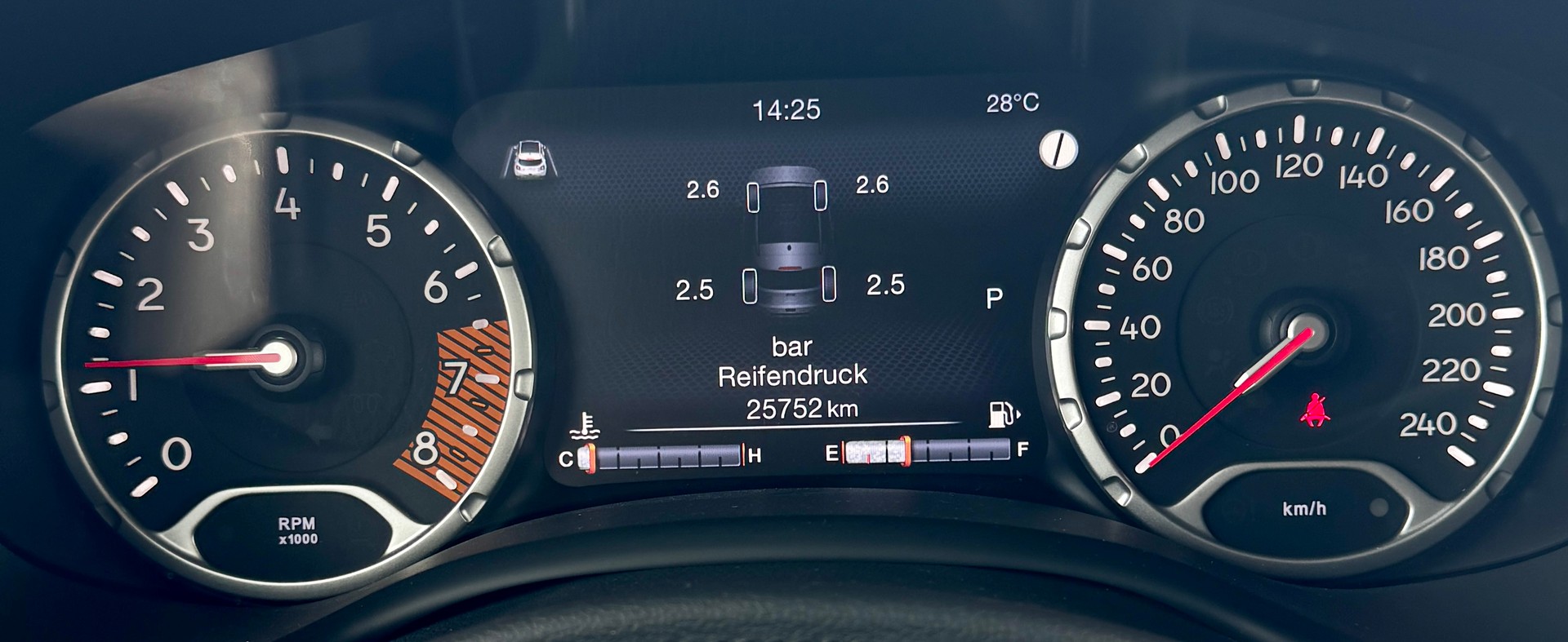 JEEP Renegade 1.3 Turbo Limited AWD " Neuwertig " 8-fach bereift leichter Hagelschaden-image-11