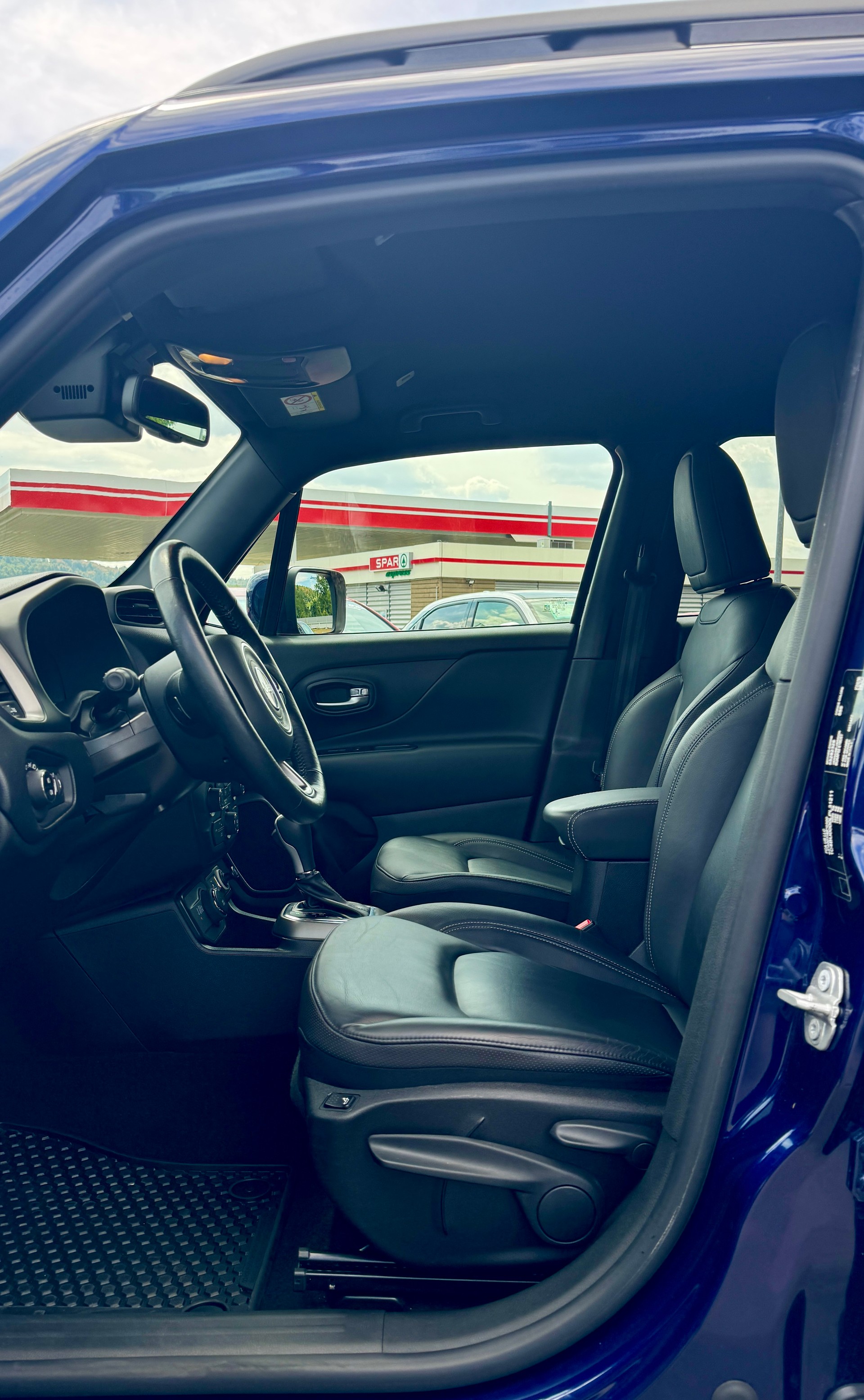 JEEP Renegade 1.3 Turbo Limited AWD " Neuwertig " 8-fach bereift leichter Hagelschaden-image-8