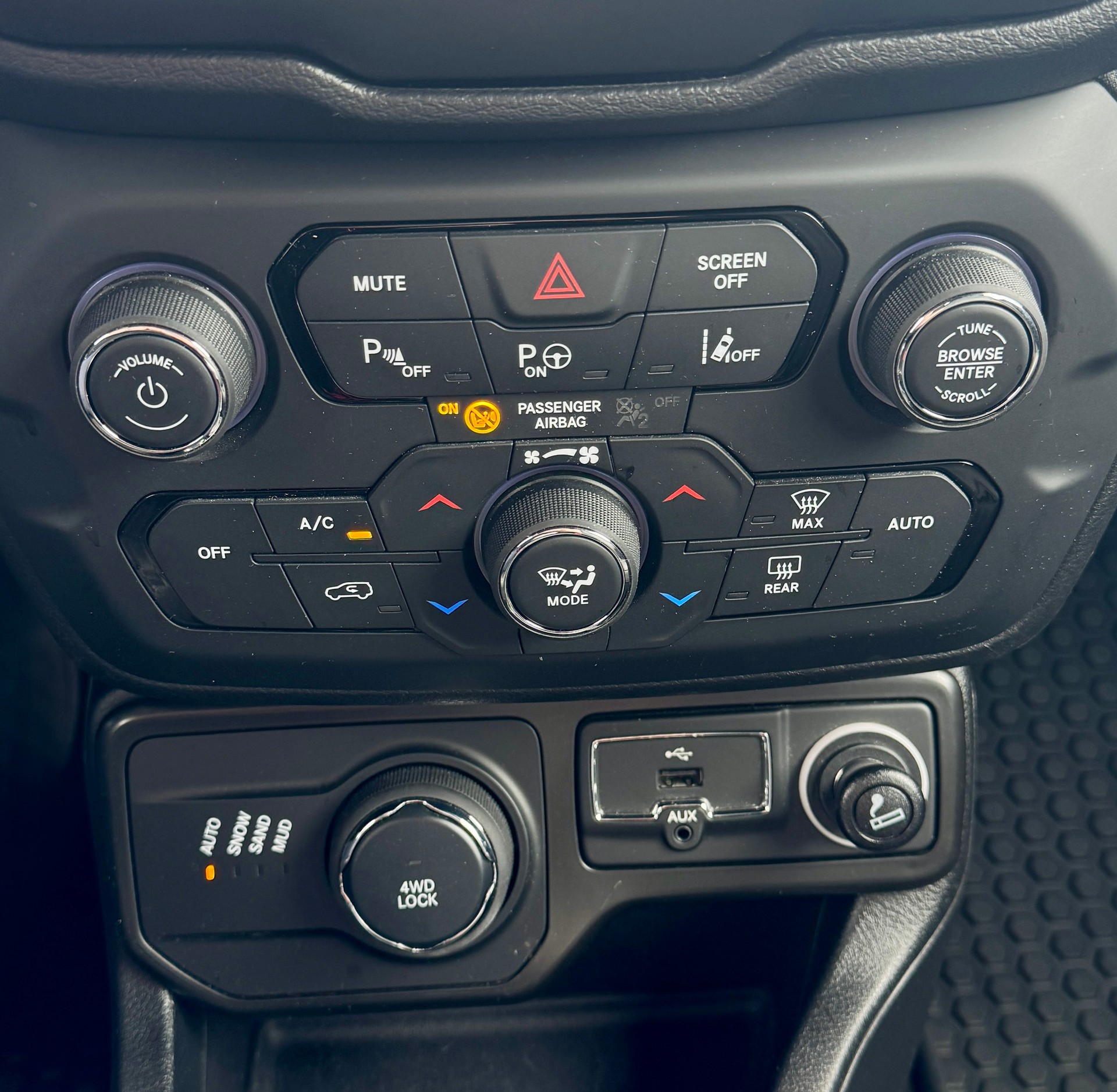 JEEP Renegade 1.3 Turbo Limited AWD " Neuwertig " 8-fach bereift leichter Hagelschaden-image-13