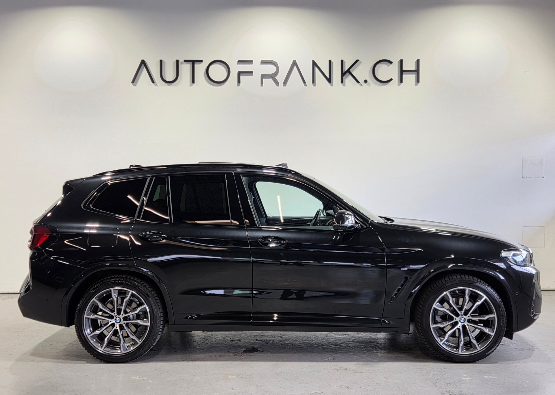BMW X3 20d xDrive M-Sport-showroom-element-1