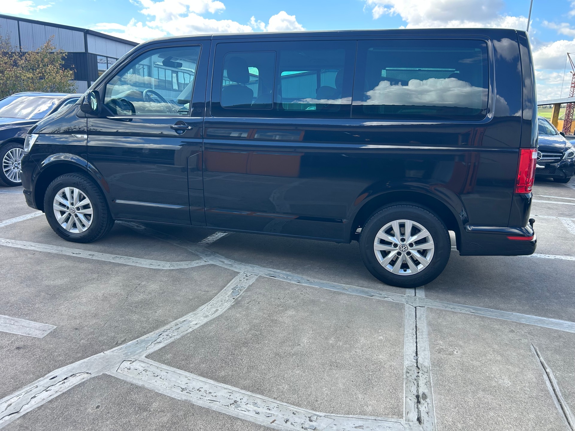 VW T6 Multivan 2.0 TDI Family Edition DSG-showroom-element-1