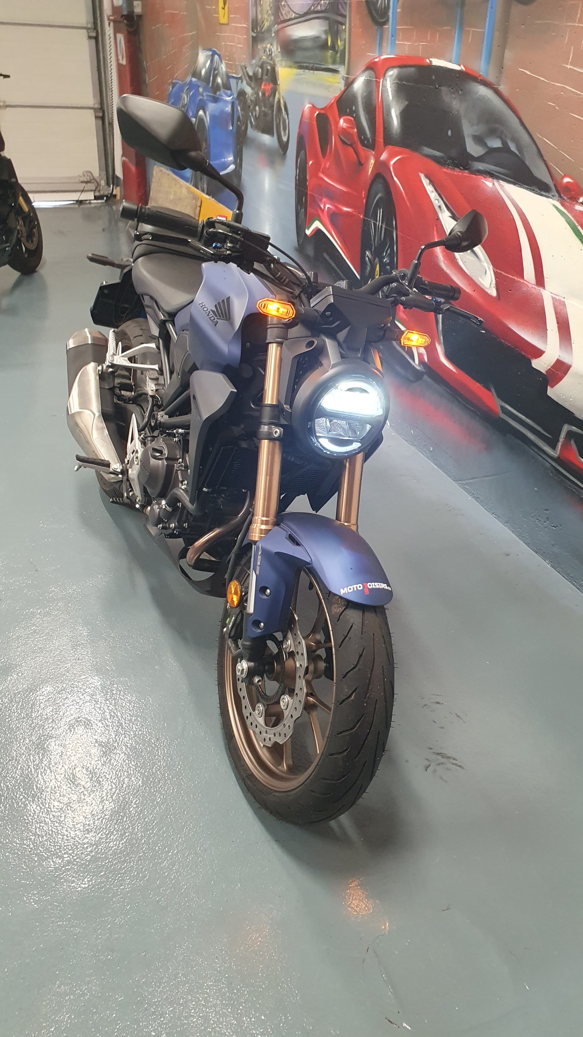 HONDA CB 300 R-image-1