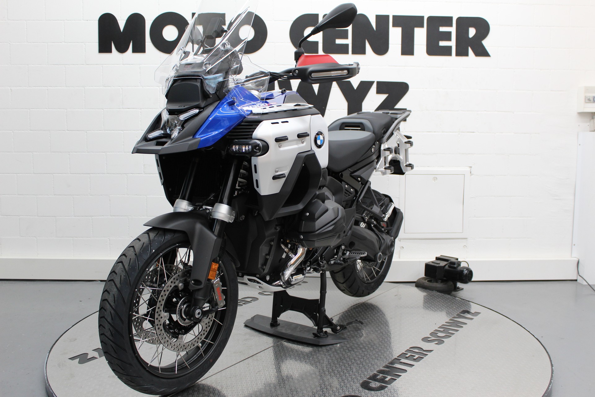 BMW R 1300 GS Adventure-image-2