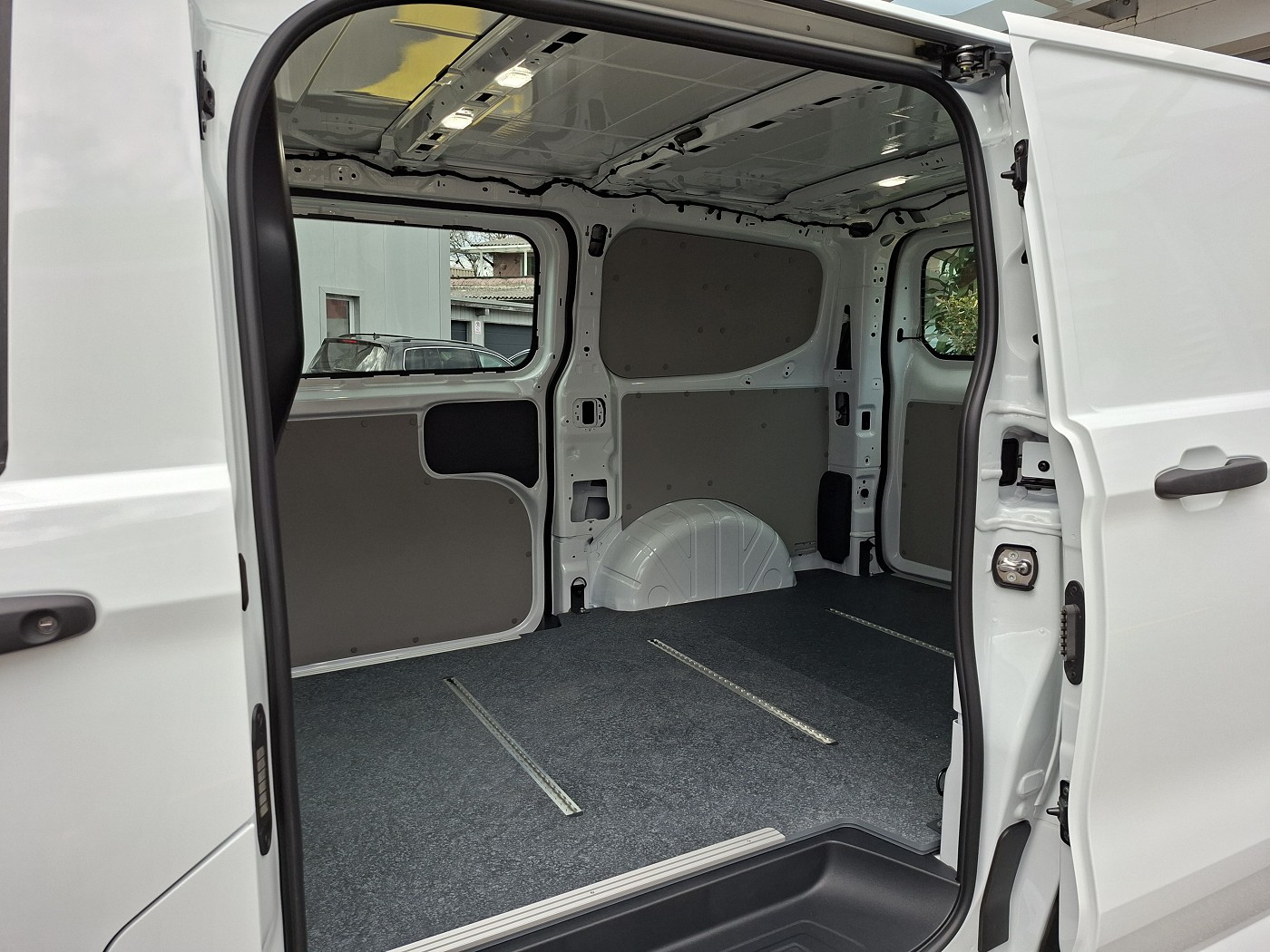 VW Transporter 2.0 TDI Automat-image-16