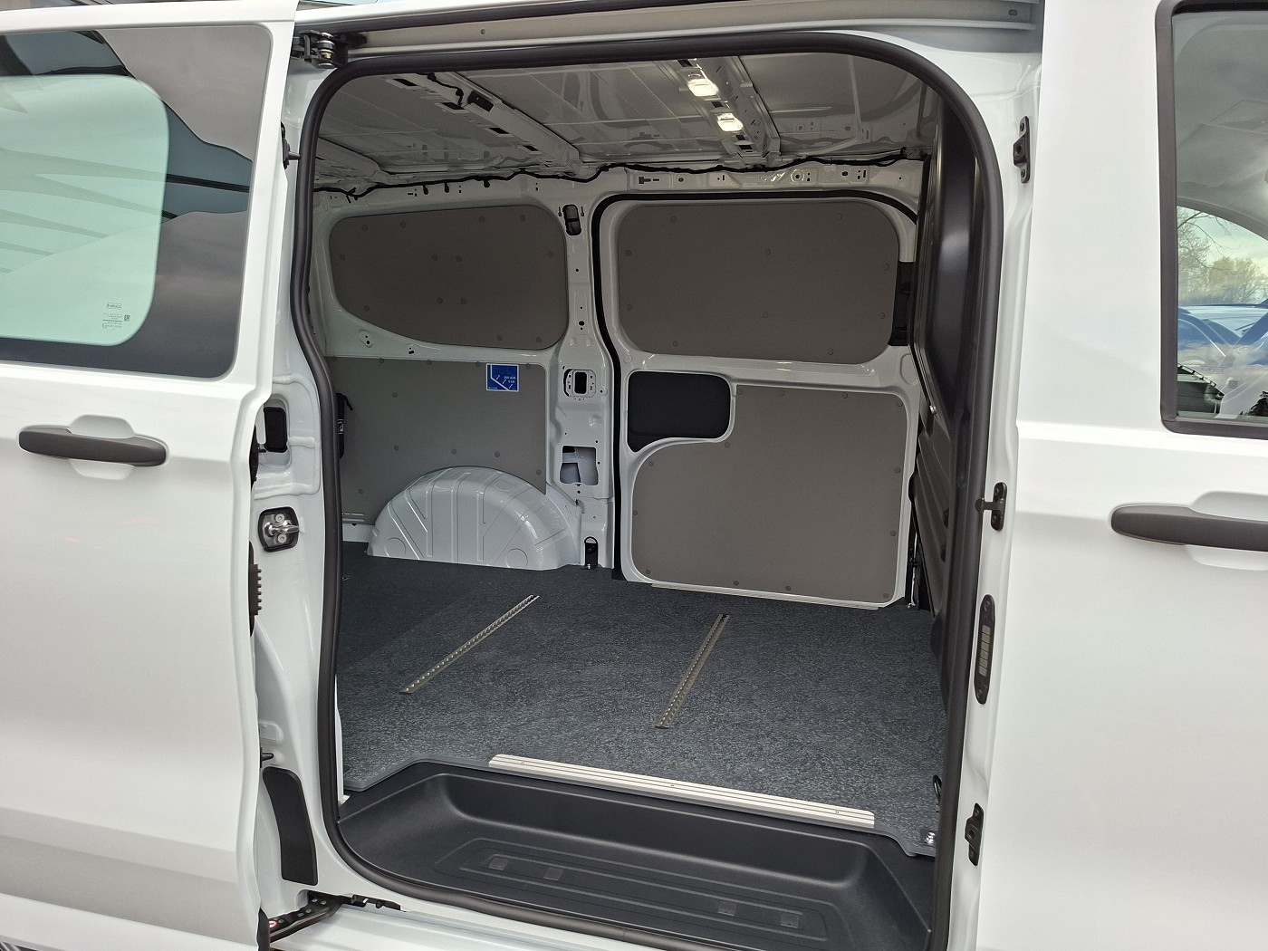 VW Transporter 2.0 TDI Automat-image-17