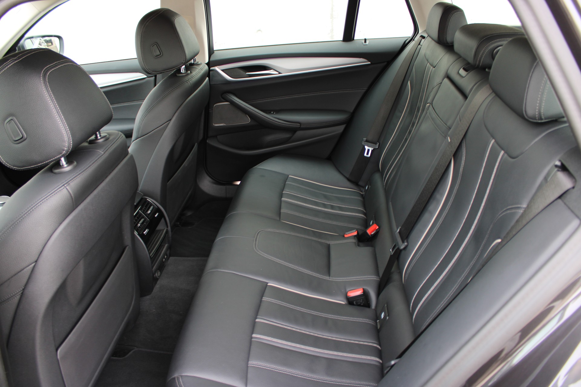 BMW 520d xDrive 48V Touring-image-10