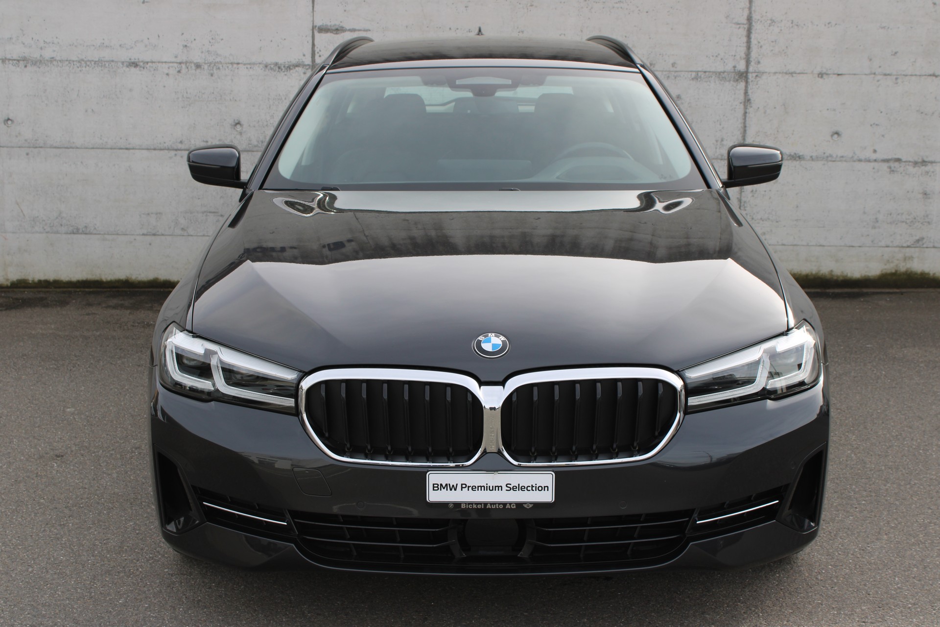 BMW 520d xDrive 48V Touring-showroom-element-1