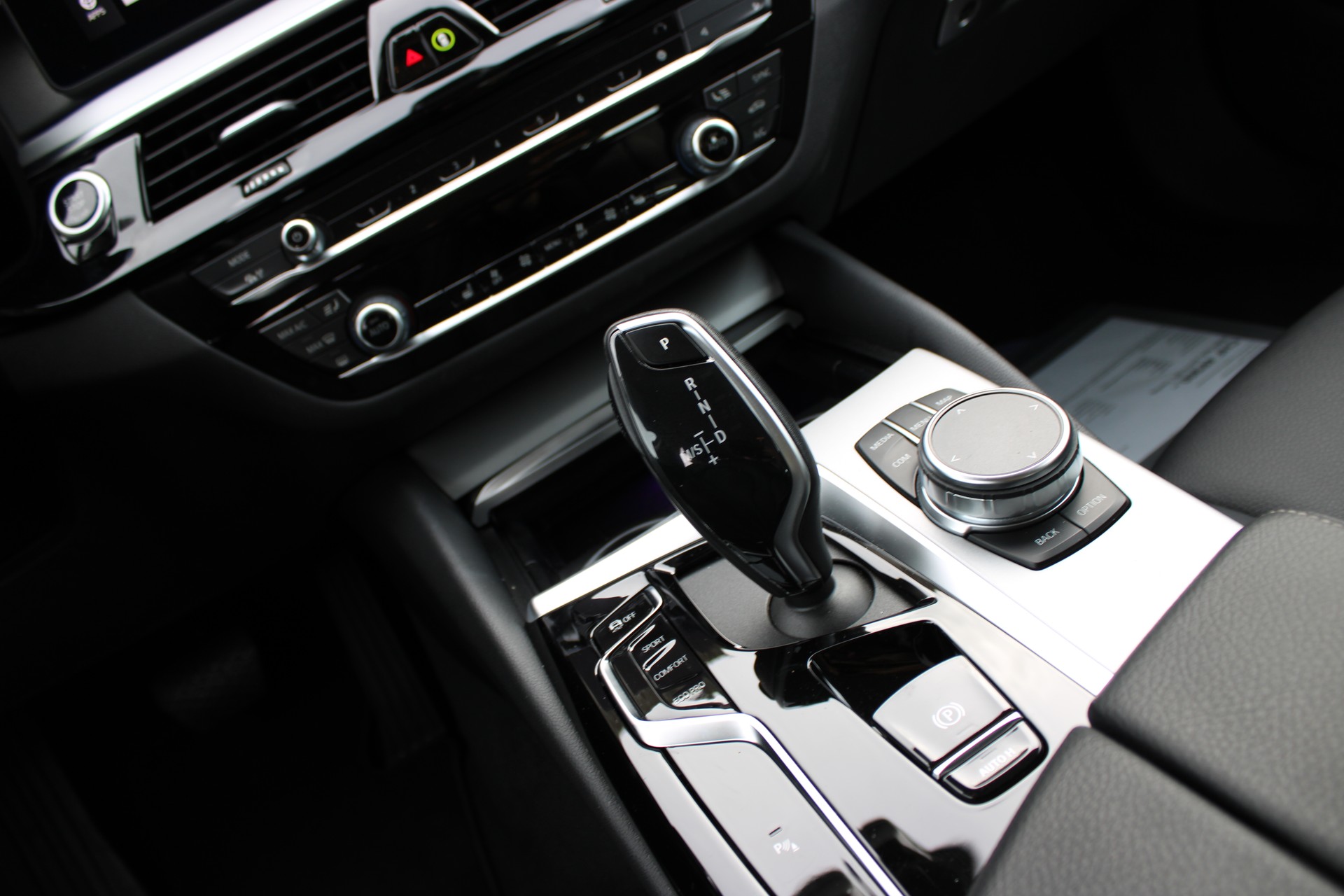 BMW 520d xDrive 48V Touring-image-16