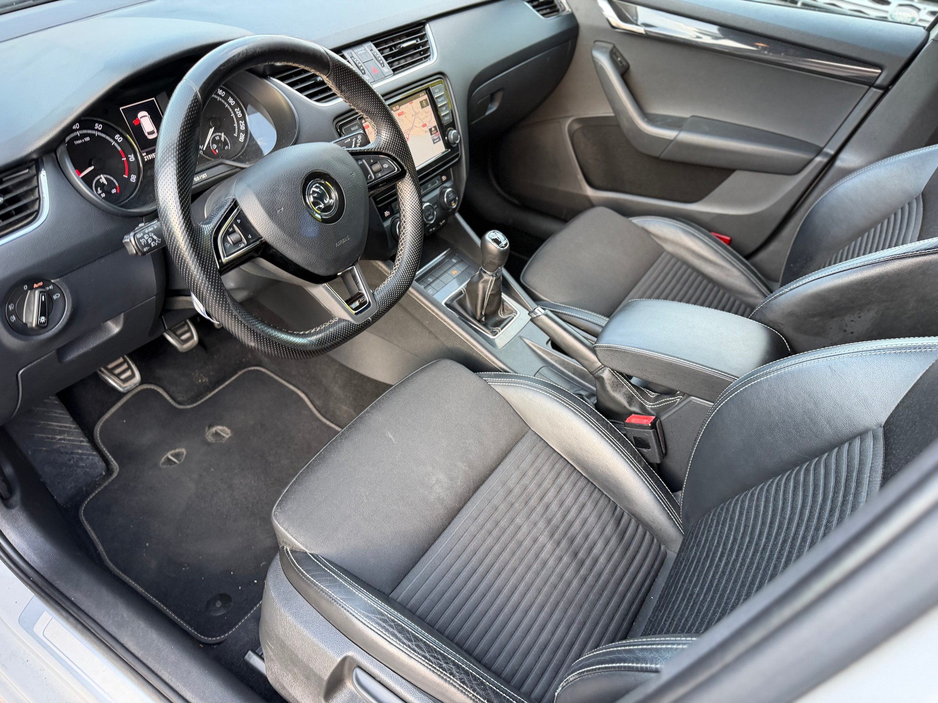 SKODA Octavia Combi 2.0 TSI RS-image-9