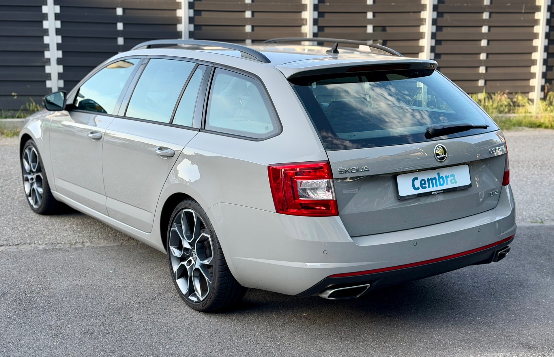 SKODA Octavia Combi 2.0 TSI RS-image-3