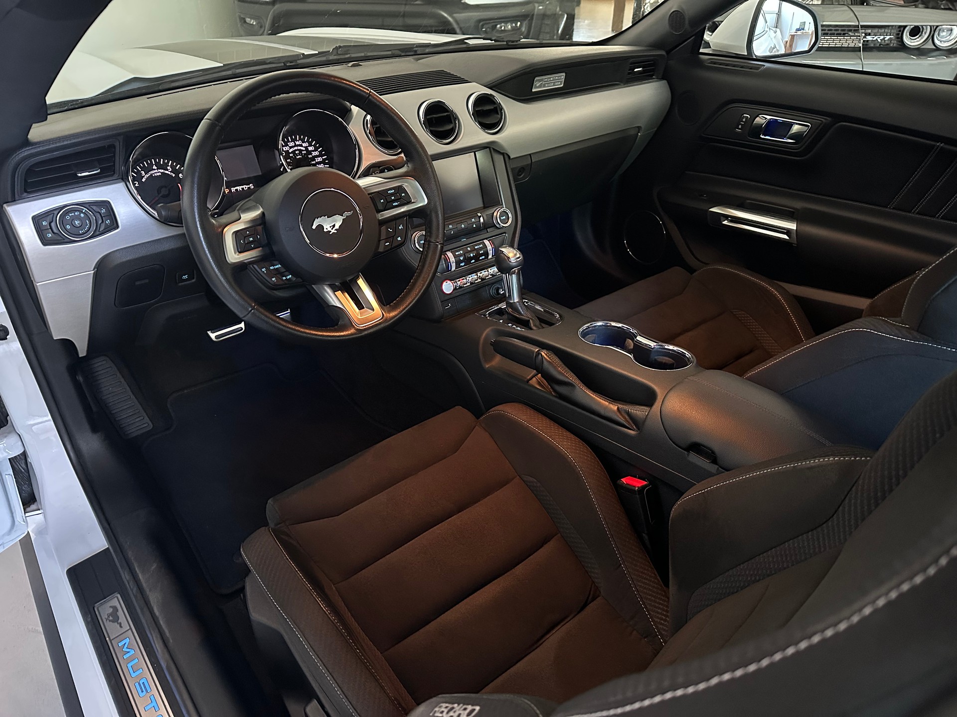 FORD Mustang Fastback 5.0 V8 GT Automat-image-6