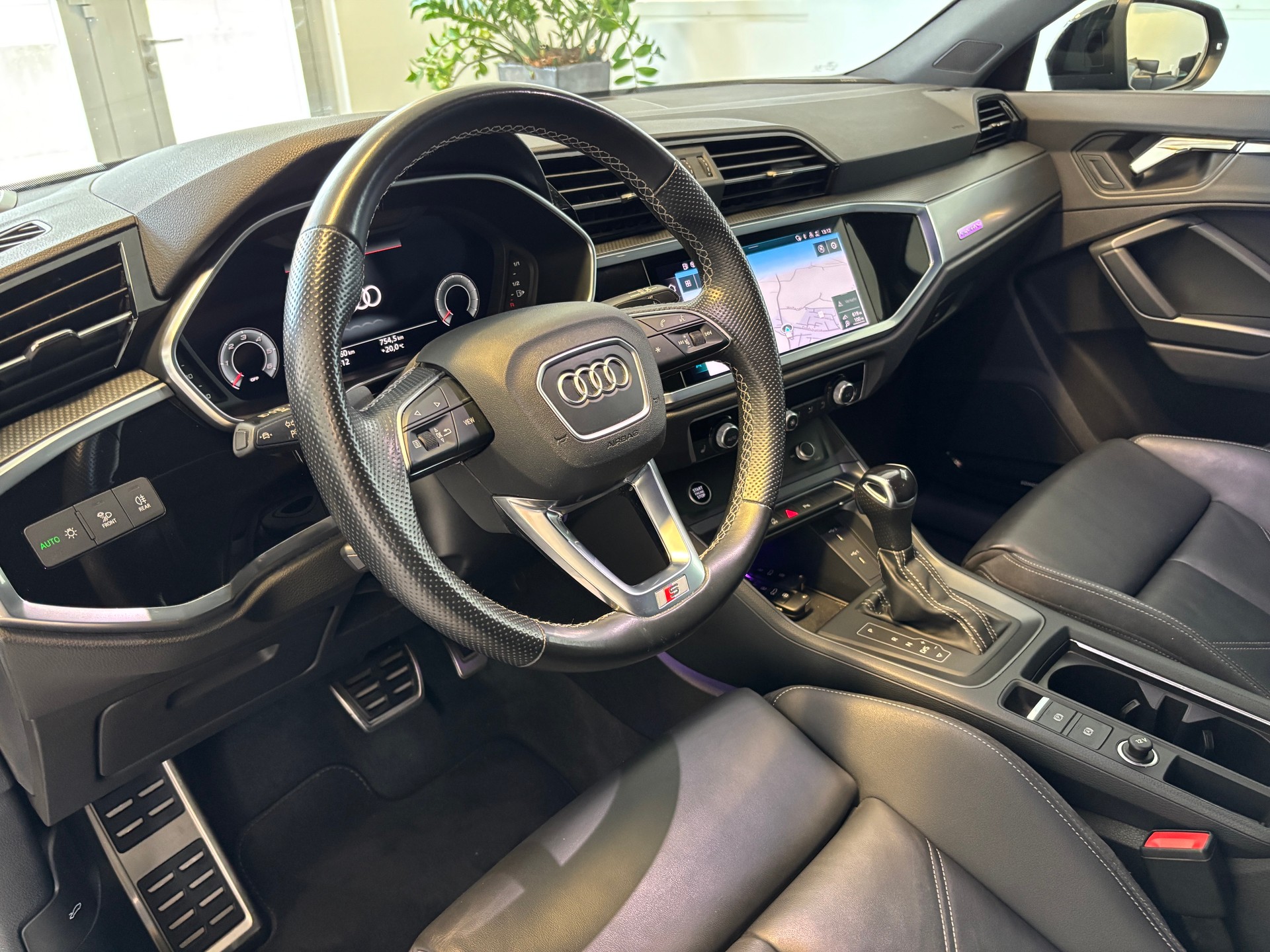 AUDI Q3 Sportback 40 TDI S line quattro S-tronic-image-5