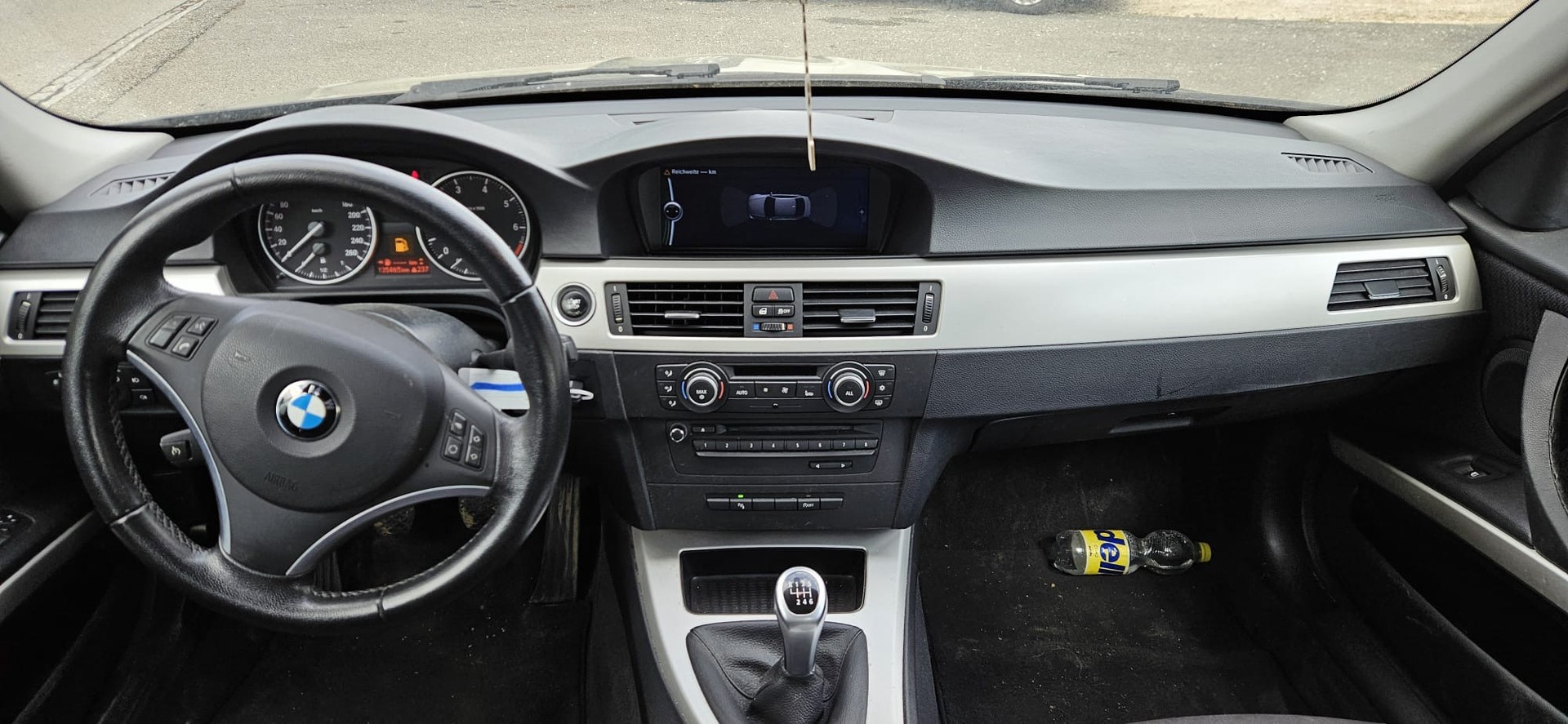 BMW 318i Dynamic Edition-image-9